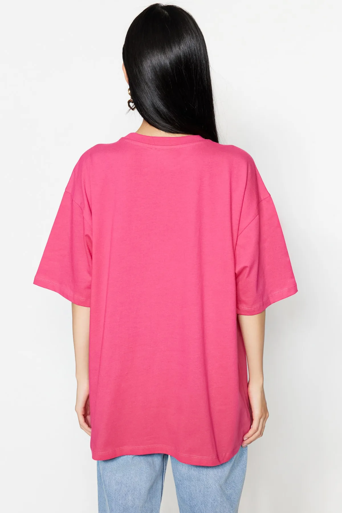 Trendyol Collection  Fuchsiafarbenes Premium-Strick-T-Shirt aus 100 % Baumwolle in Übergröße/weiter Passform mit Rundhalsausschnitt TWOSS23TS00040