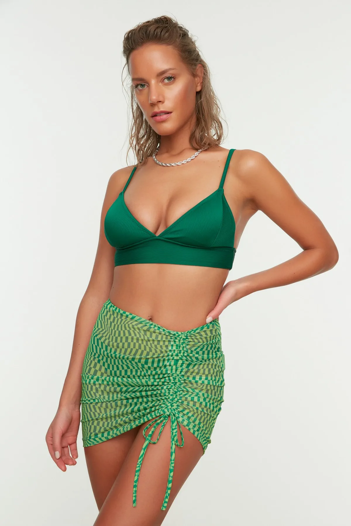 Trendyol Collection  Grüner, geometrisch gemusterter, geraffter Mini-Strickpareo aus Netzstoff TBESS22PR0001