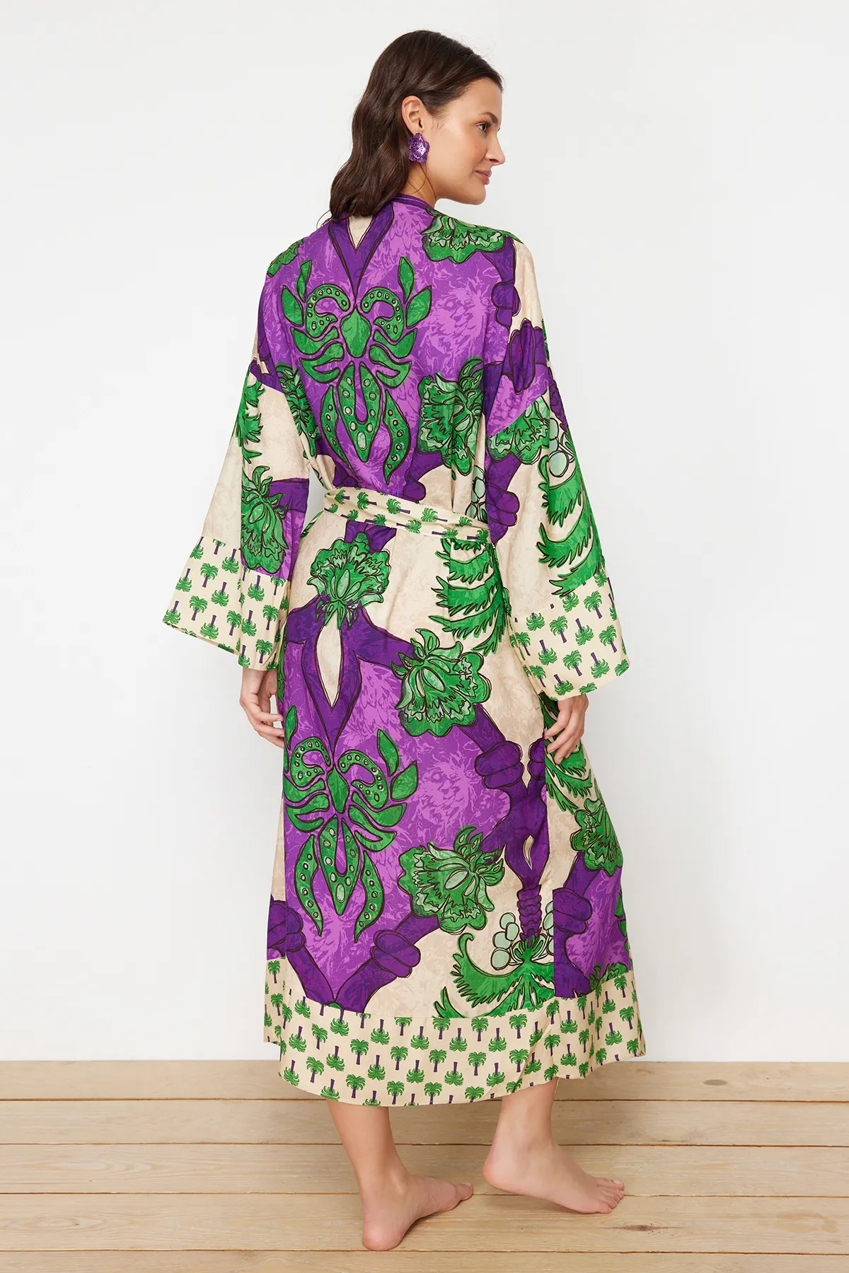 Trendyol Collection  Tropisch gemusterter, gewebter Midi-Kimono und Kaftan mit Gürtel TBESS21KM0171