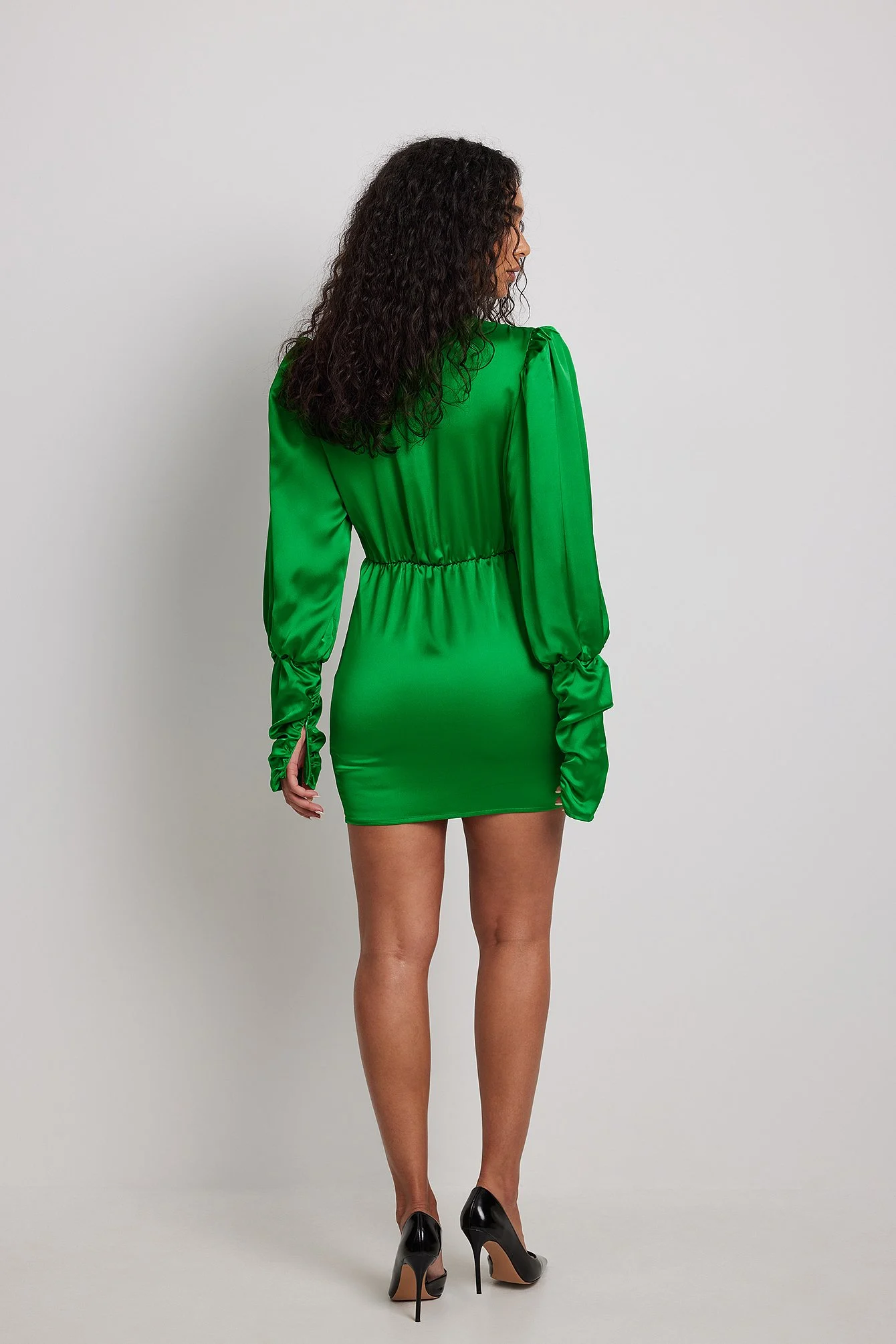 Minikleid mit Ballonärmeln und V-Ausschnitt