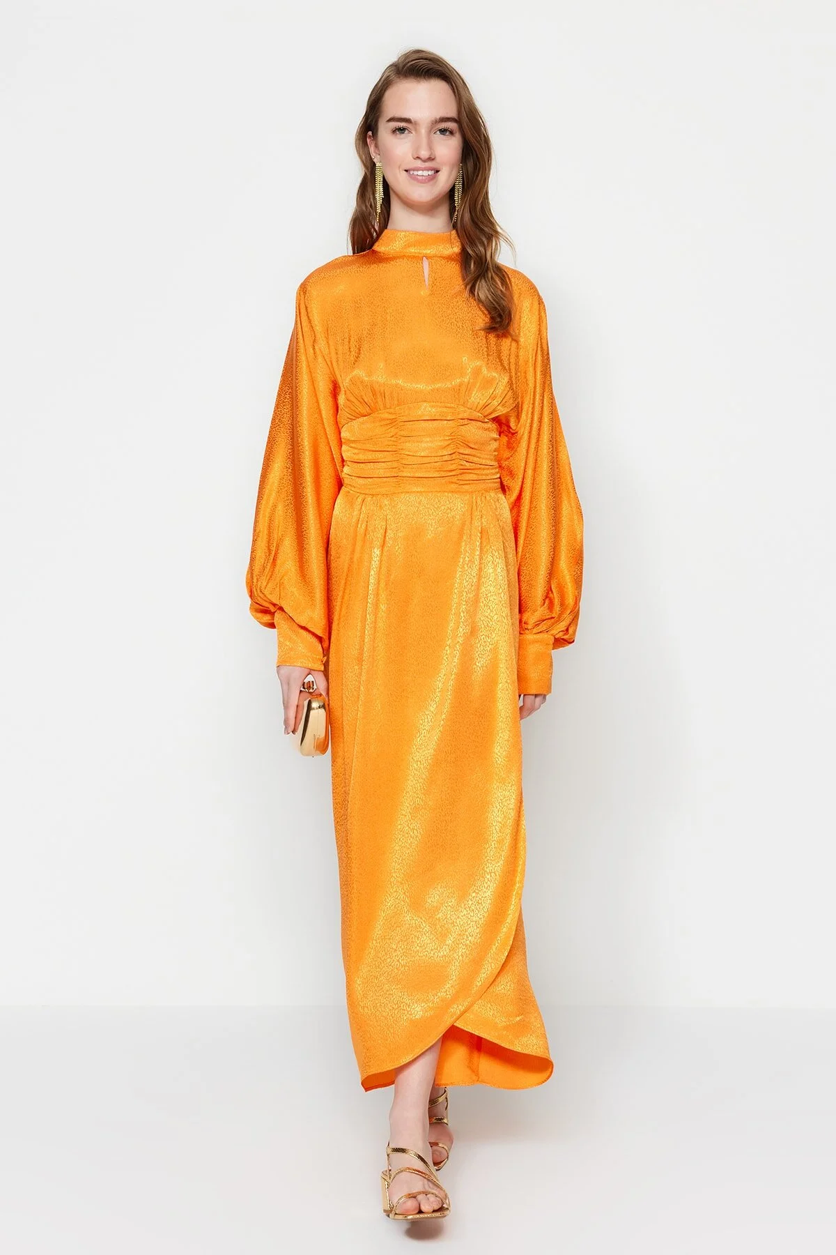 Trendyol Modest  Orangefarbenes Abendkleid mit Ballonärmeln und drapierter Taille, selbstgemustert TCTSS23DB00017