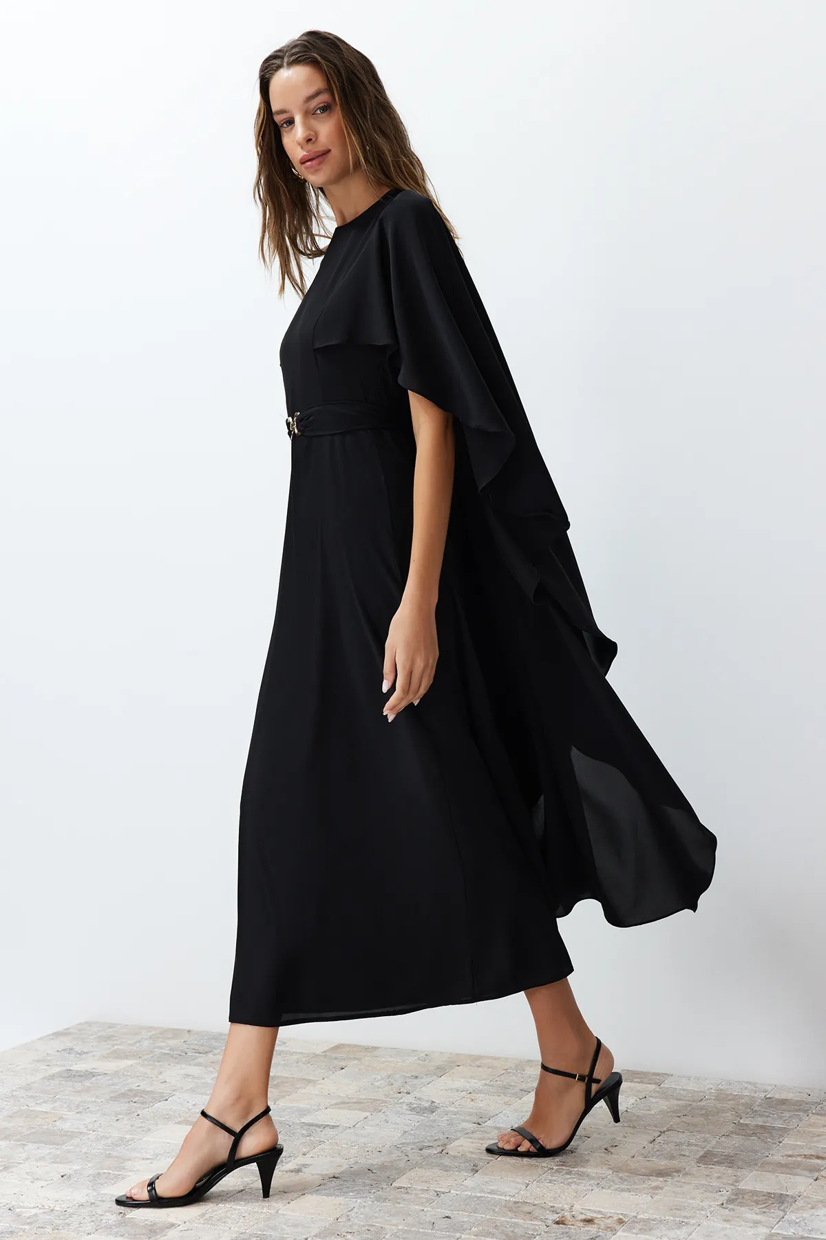 Trendyol Modest  Schwarzes, stilvolles, gewebtes Abendkleid mit Cape-Gürtel und Detail TCTSS24DB00003