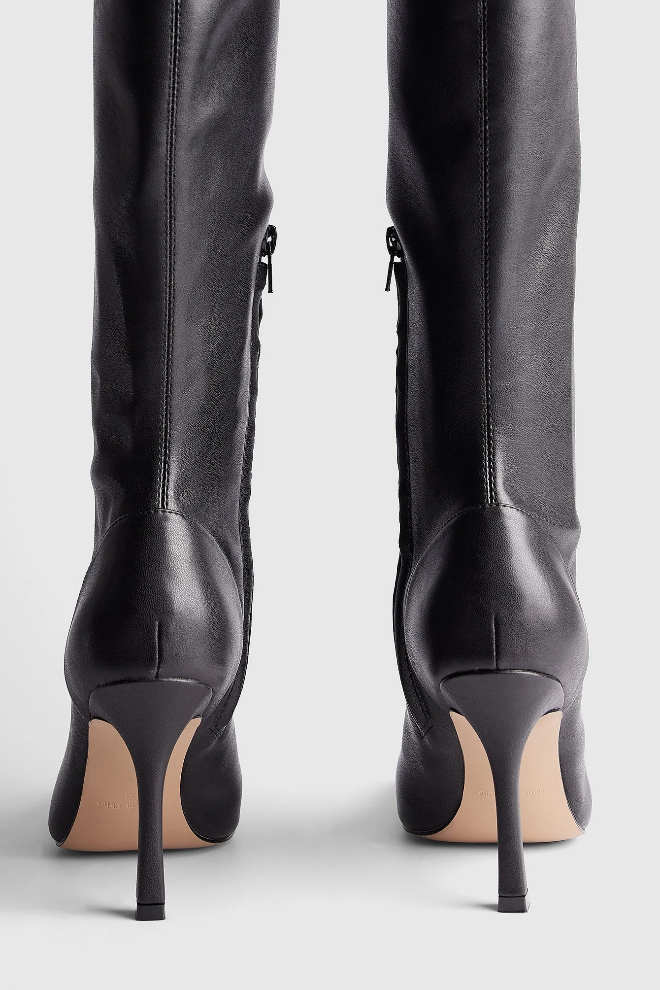 Eng anliegende kniehohe Stiletto-Stiefel