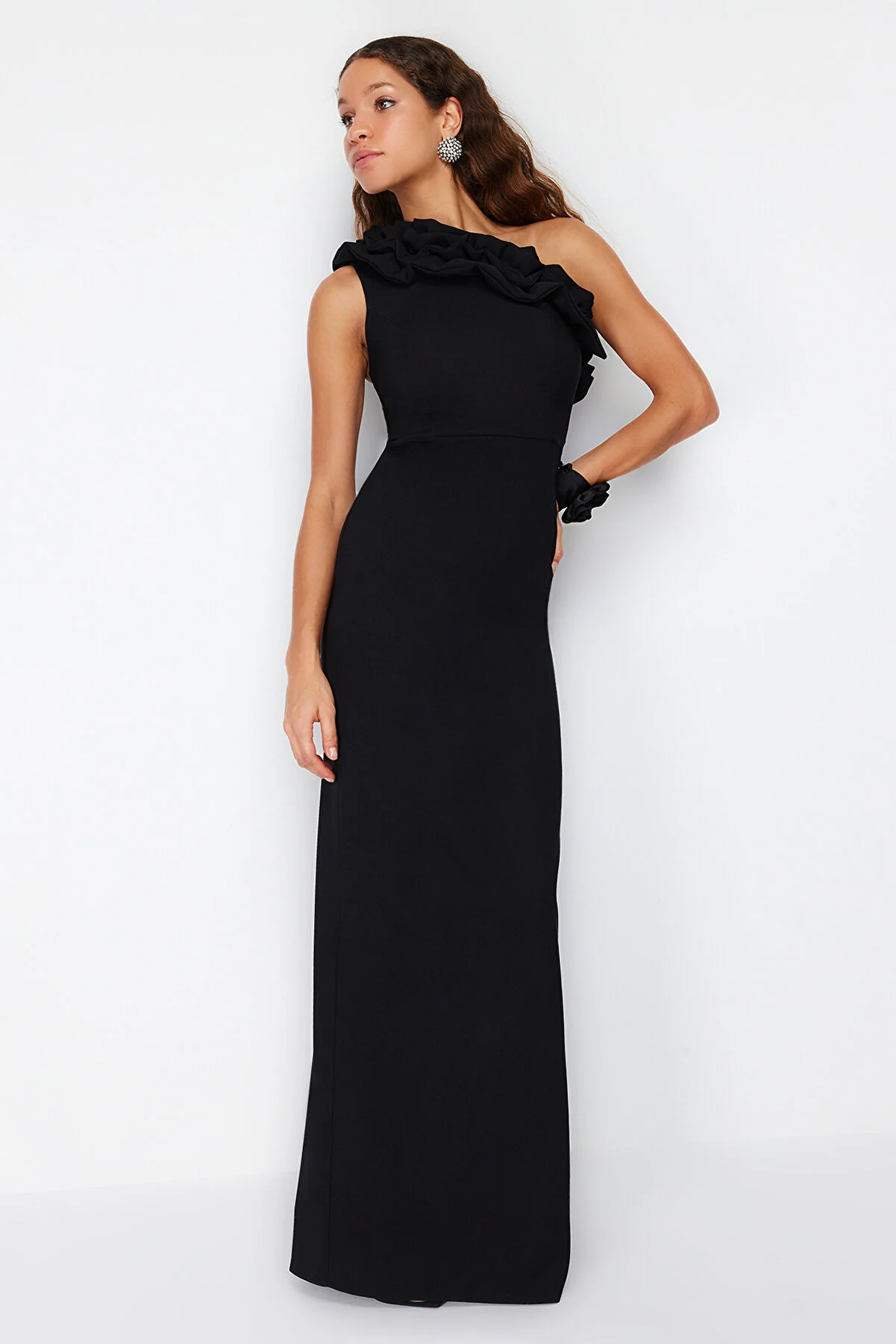 Trendyol Collection  Schwarzes, gewebtes, langes Abendkleid mit Volants TPRSS21AE0044