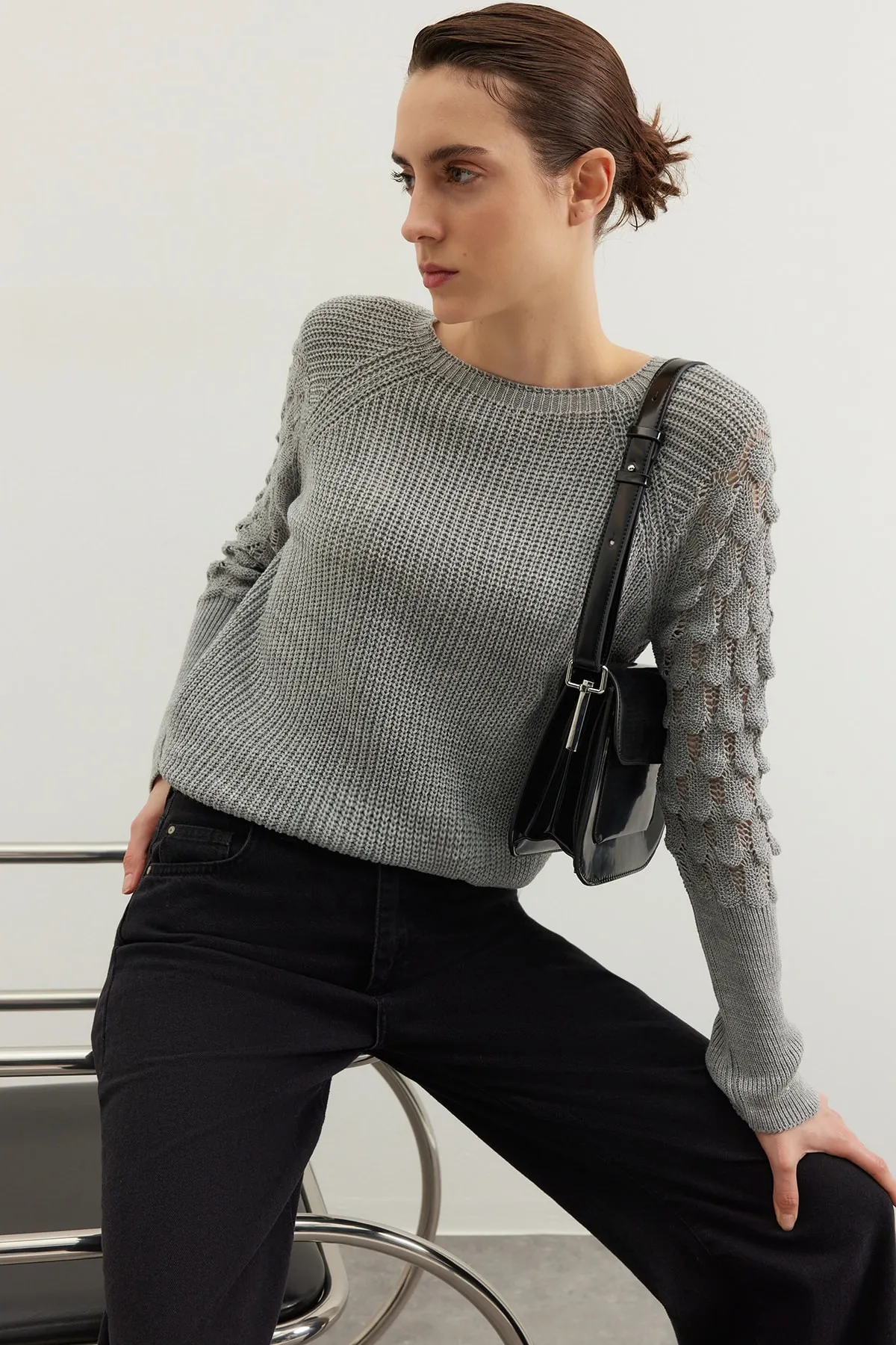 Trendyol Collection  Grauer strukturierter Strickpullover mit Rundhalsausschnitt TWOAW20KZ0130