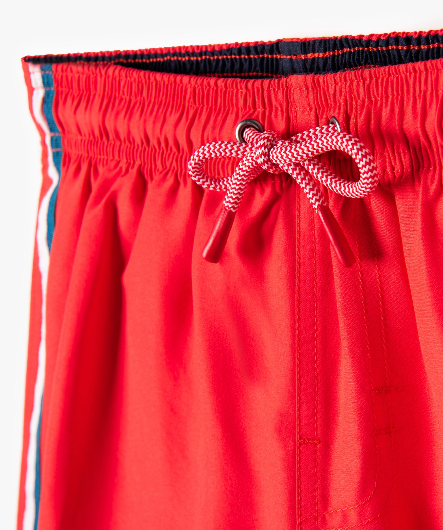 Short de bain Garçon avec bandes contrastantes sur les ctés rouge | GEMO
