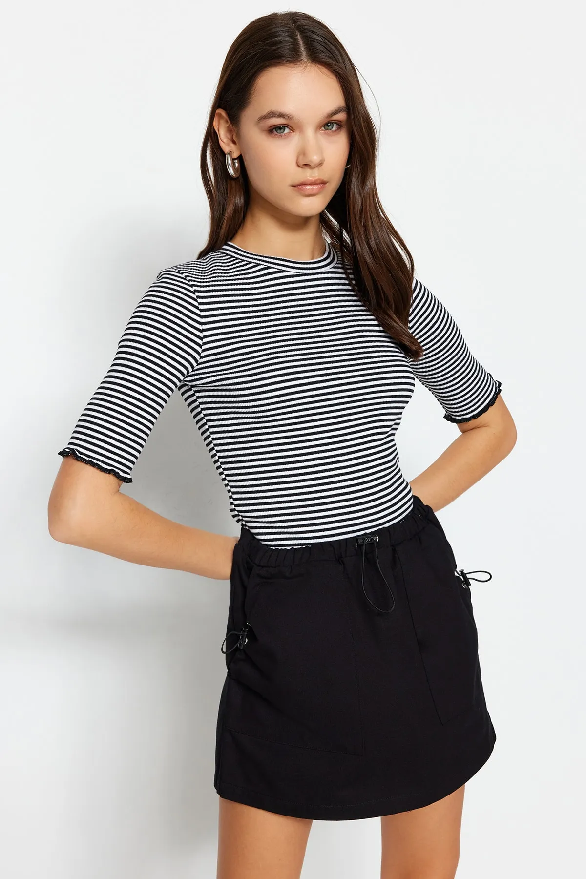 Trendyol Collection  Schwarz-weiß gestreifte, gerippte, taillierte, dehnbare Strickbluse mit Rundhalsausschnitt TWOSS23BZ00025