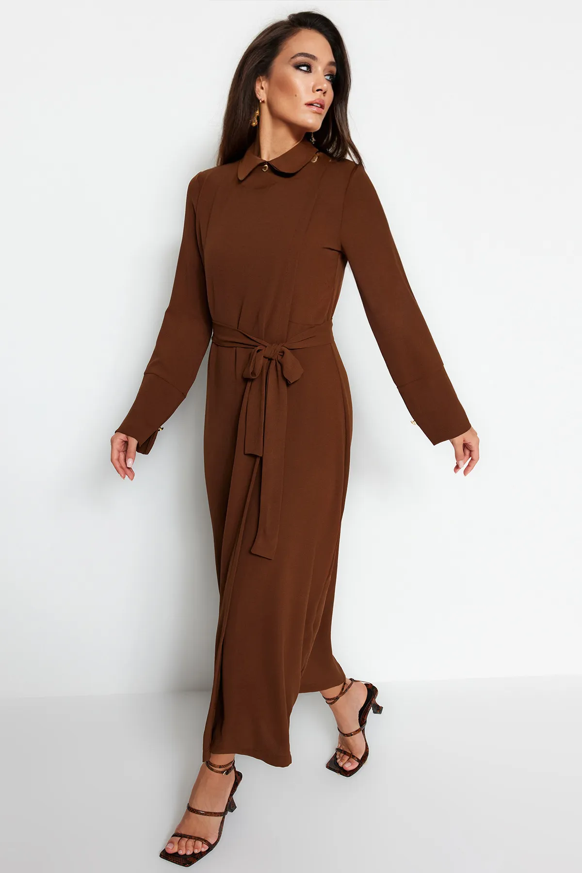 Trendyol Modest  Dunkelbraunes Aerobin-Maxi-Webkleid mit Gürtel TCTAW24EB00070