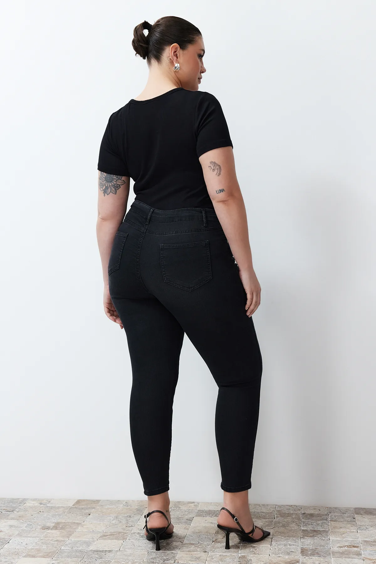 Trendyol Curve  Schwarze, superdehnbare Skinny-Jeans mit hoher Taille und Ausdünnungseffekt TBBSS24CJ00029