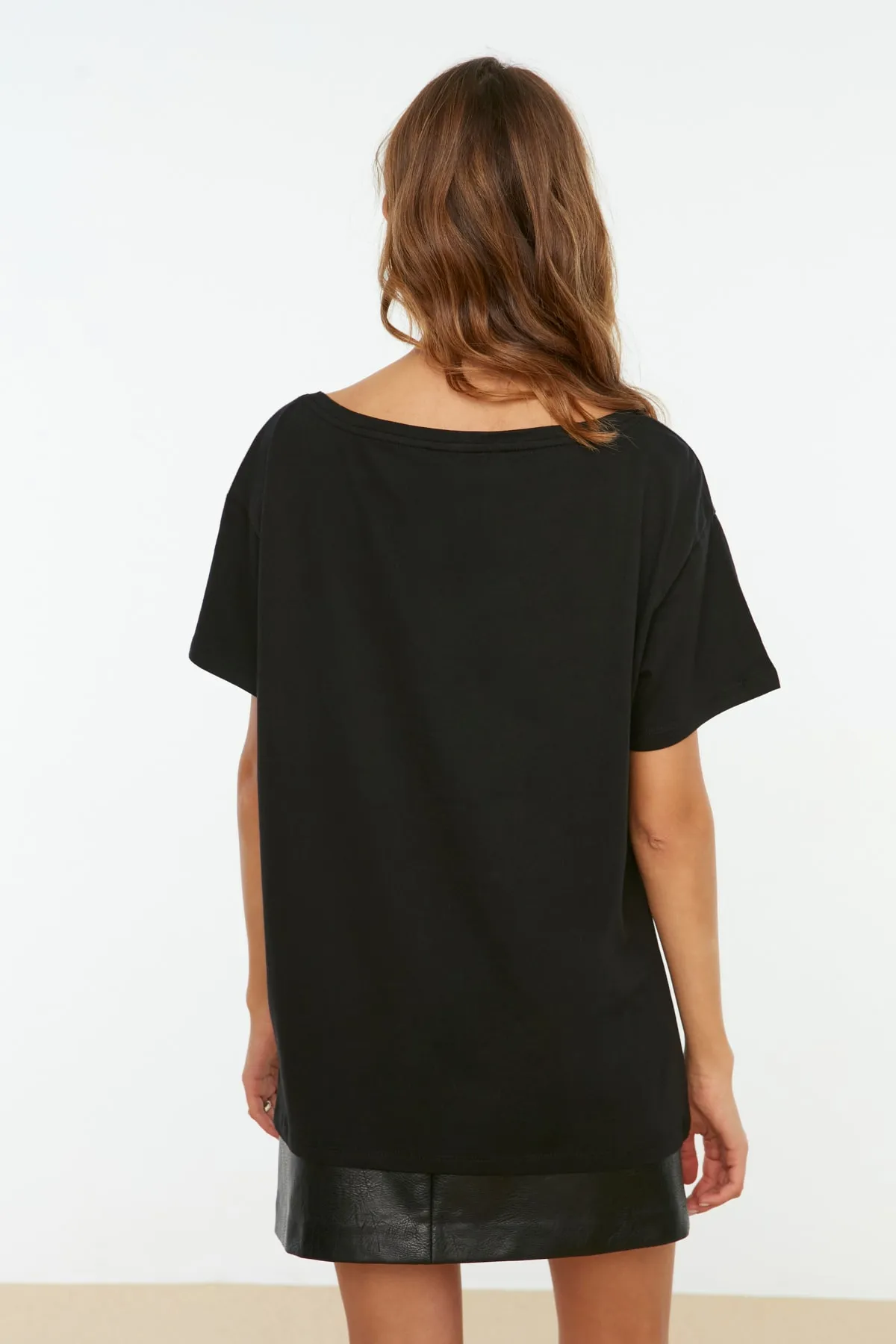 Trendyol Collection  Schwarzes Boyfriend-Strick-T-Shirt mit U-Boot-Ausschnitt und weiter Passform aus 100 % Baumwolle TWOSS20TS0140