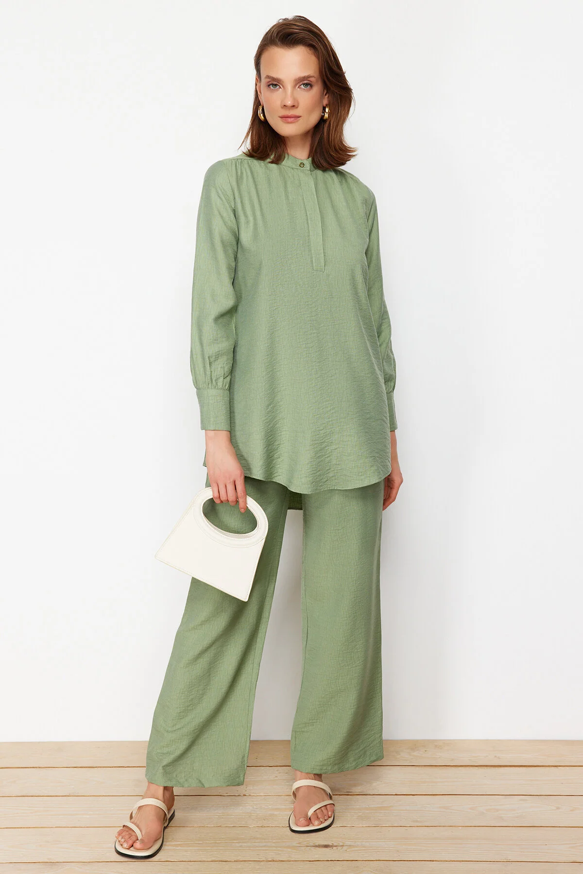 Trendyol Modest  Grüner, halb verdeckter Knopfleiste an den Schultern und detaillierte Tunika-Hose aus Webstoff TCTSS22US0098