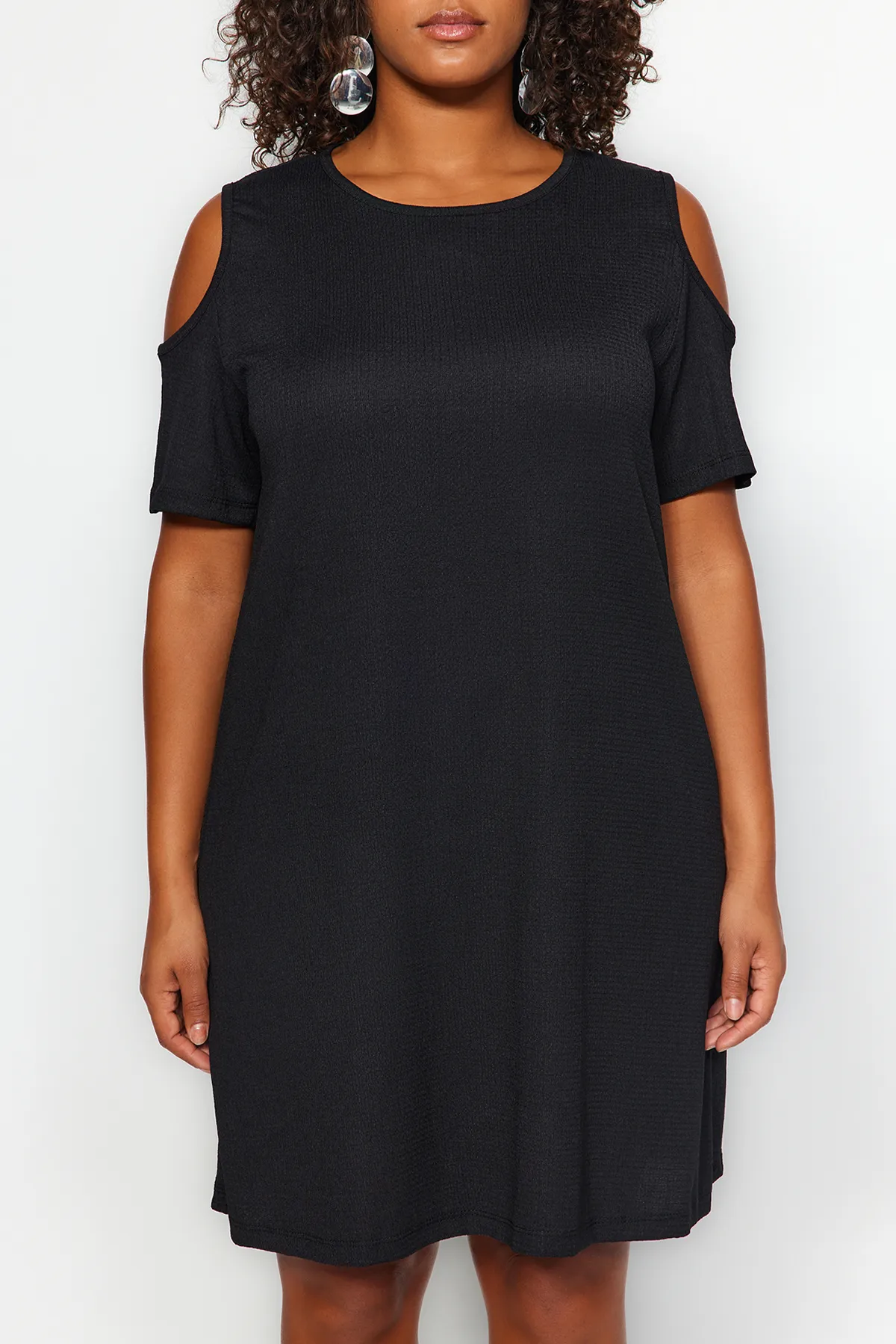 Trendyol Curve  Schwarzes, detailliertes Strickkleid mit A-Linien-Ausschnitt TBBSS22EL2986