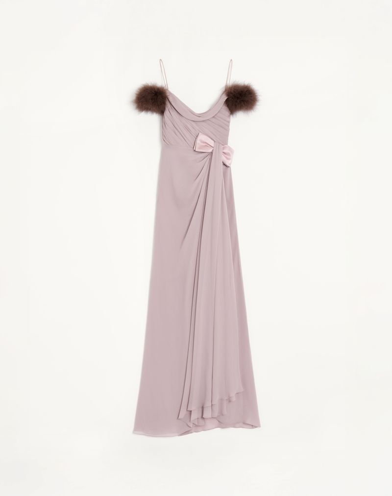 Vestido longo em georgette leve com penas.