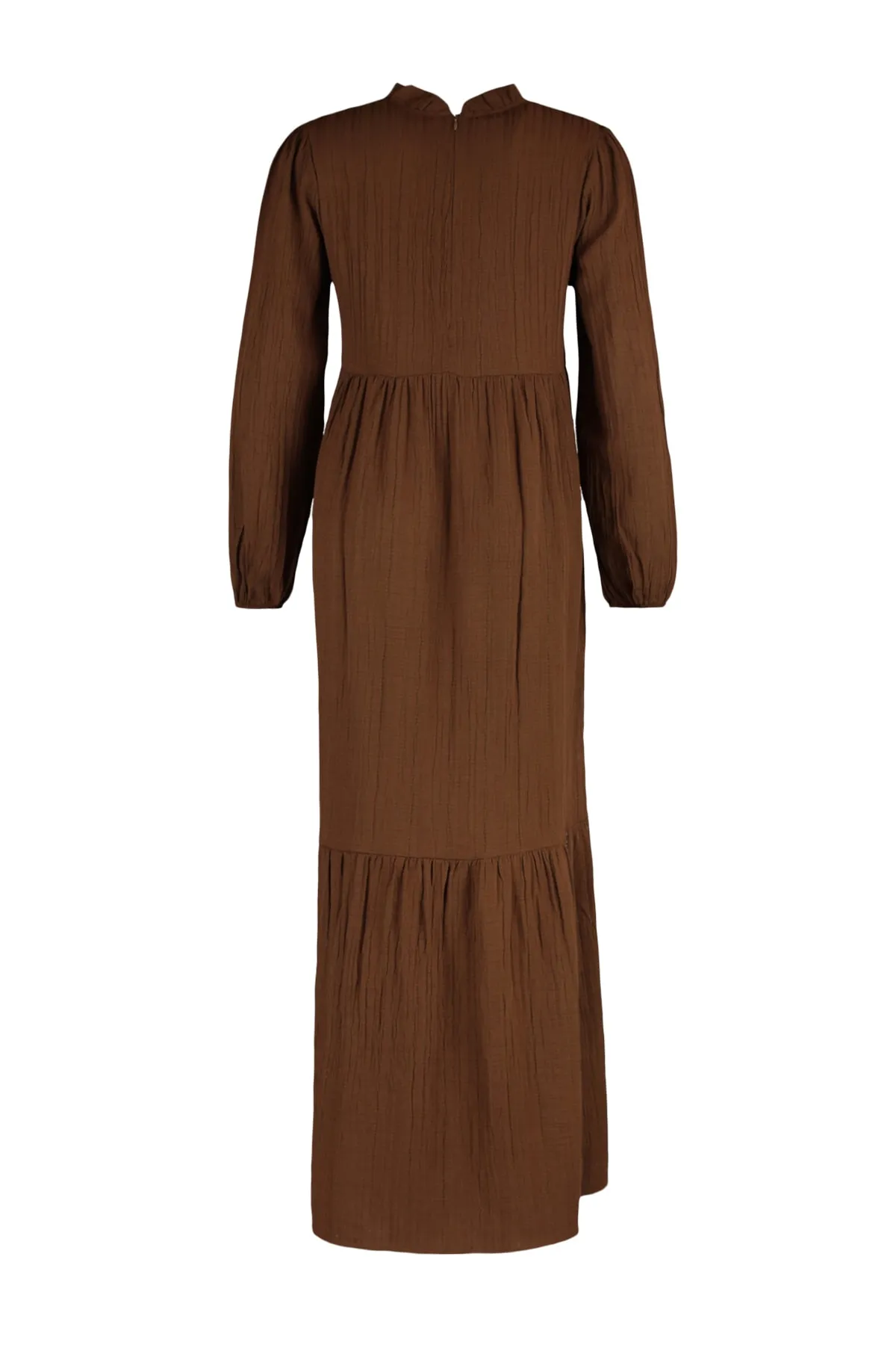 Trendyol Modest  Braunes Crinkle-Gewebtes Kleid mit Stehkragen und weiter Passform TCTSS22EB00171