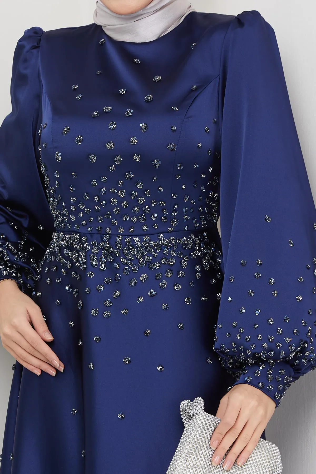 Olcay  Abendkleid aus Satin mit Steindetail vorne und an den Ärmeln DUNKELBLAU 1658