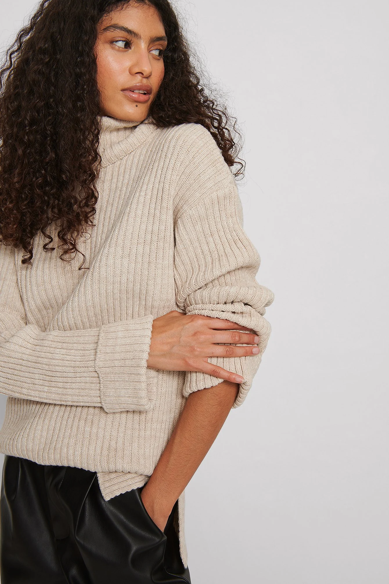 Gerippter Strickpullover mit Rollkragen