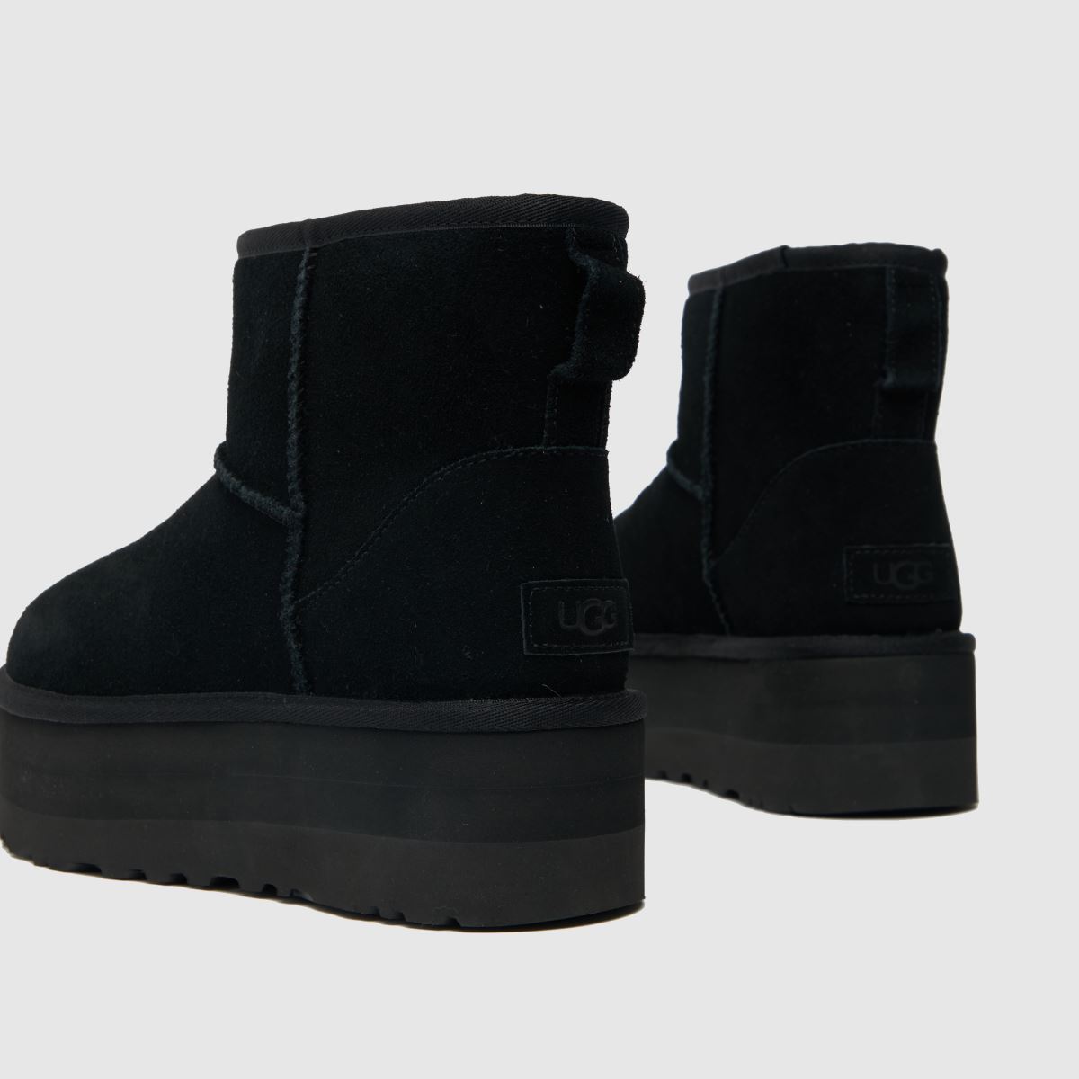 UGG klasszikus mini platform csizma fekete színben