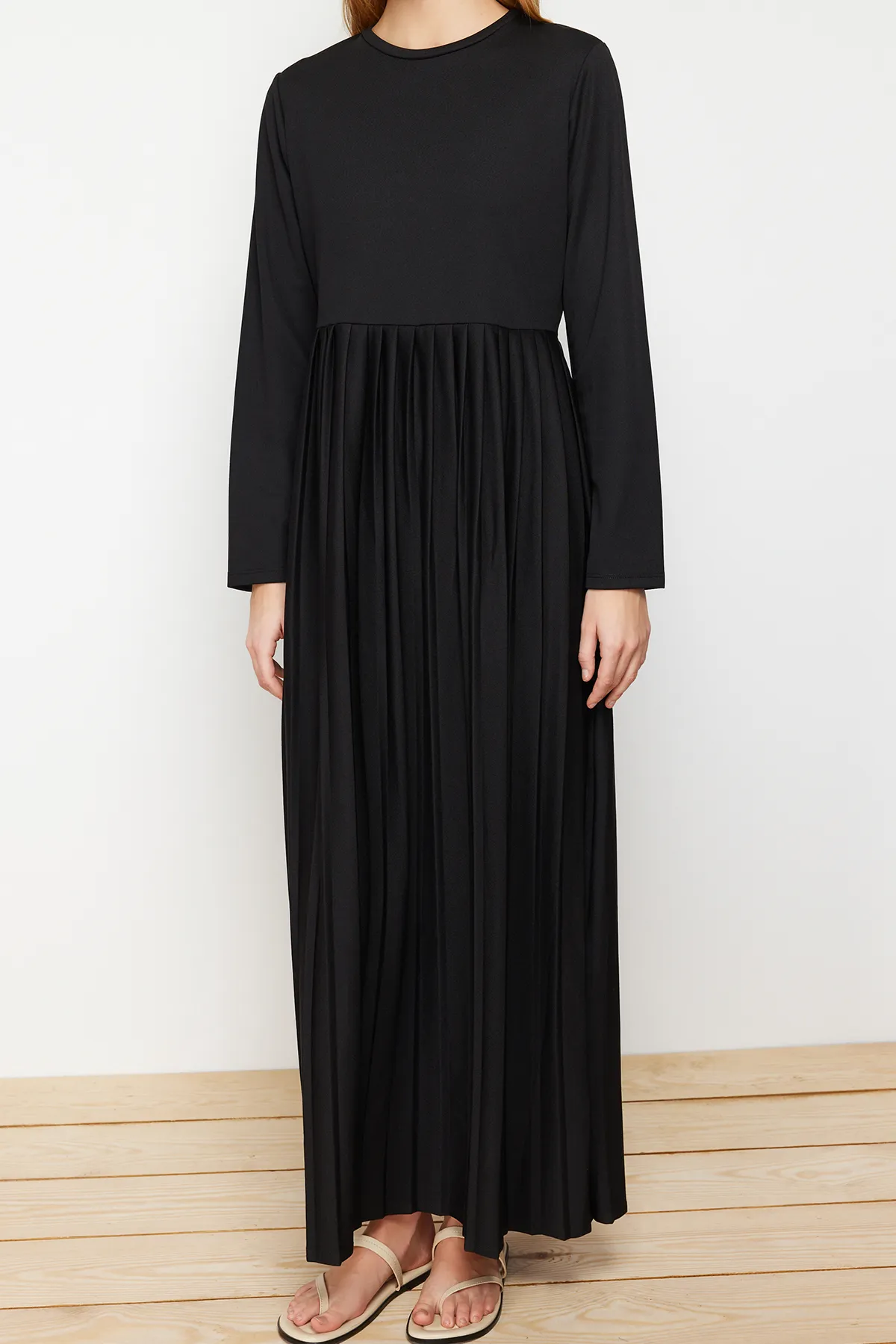 Trendyol Modest  Schwarzes, plissiertes Scuba-Strickkleid mit Rock TCTAW24EL00000