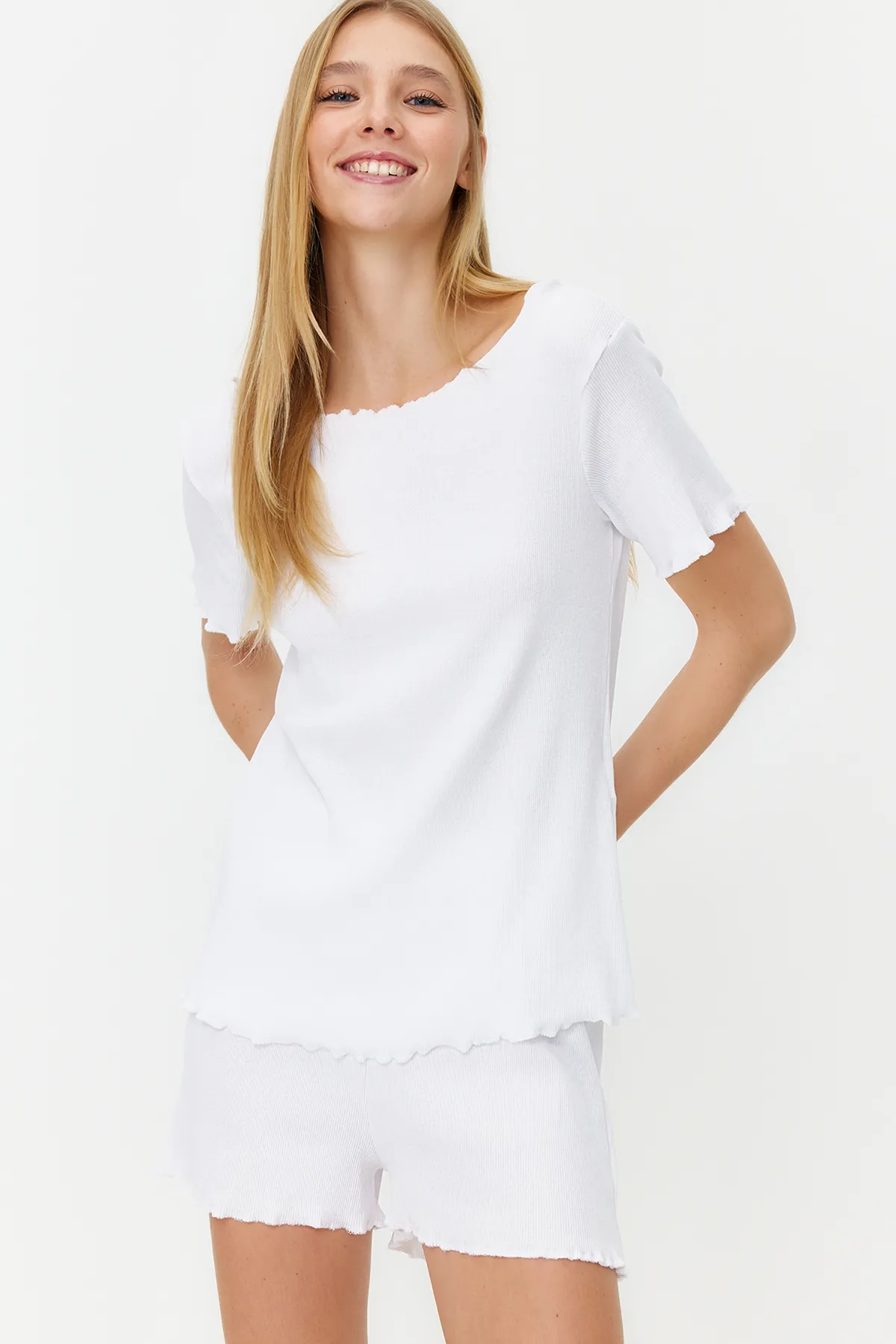 Trendyol Collection  Weißes Pyjama-Set aus Cord mit T-Shirt und Shorts THMSS21PT0259