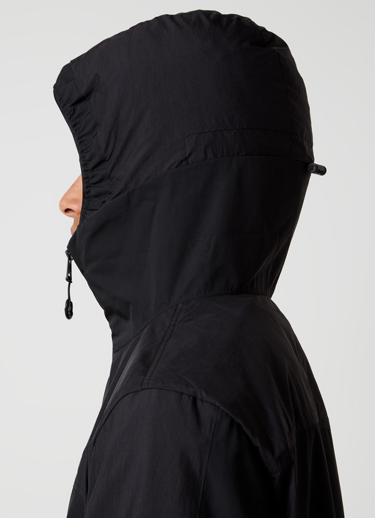 Vetrovka Moncler Kona z logotipom in kapuco