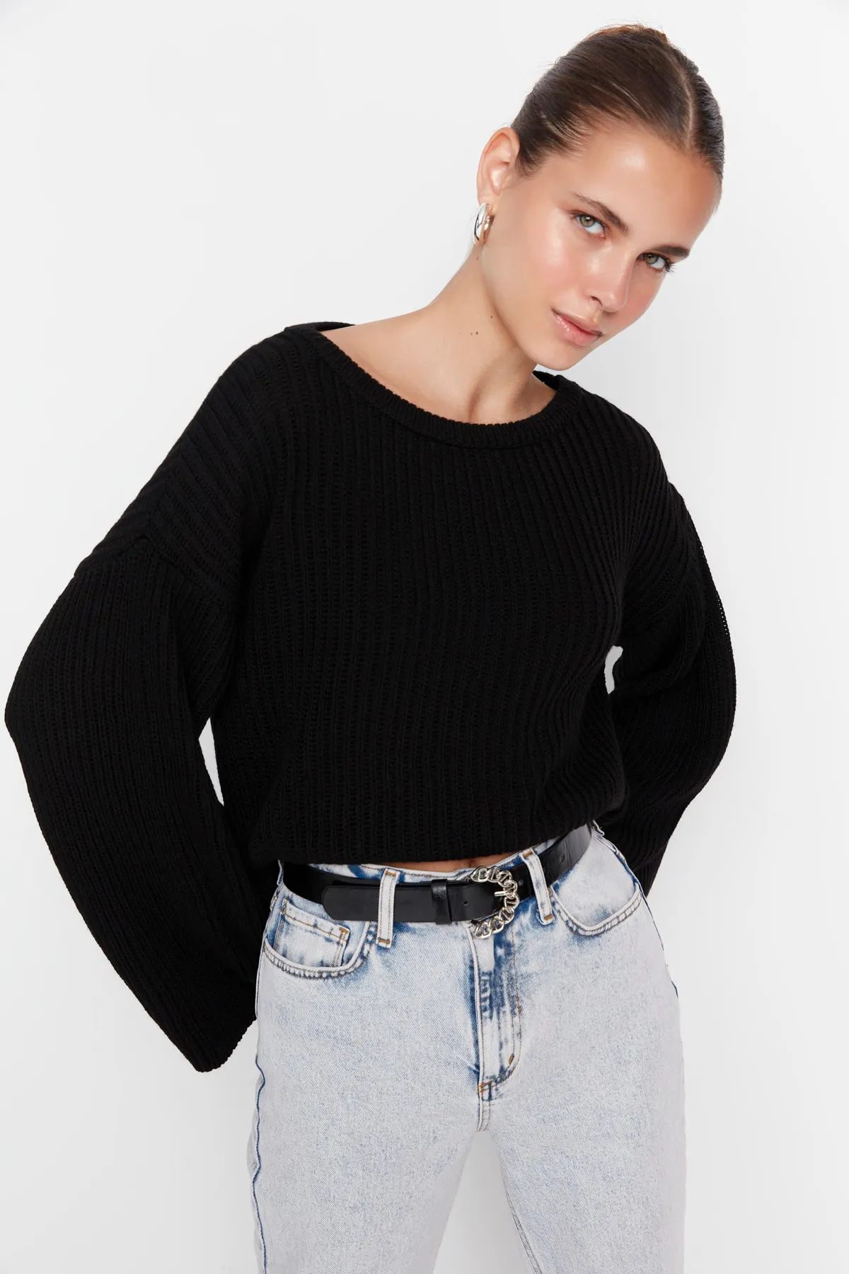 Trendyol Collection  Schwarzer Strickpullover mit kurzem Schnitt und spanischen Ärmeln