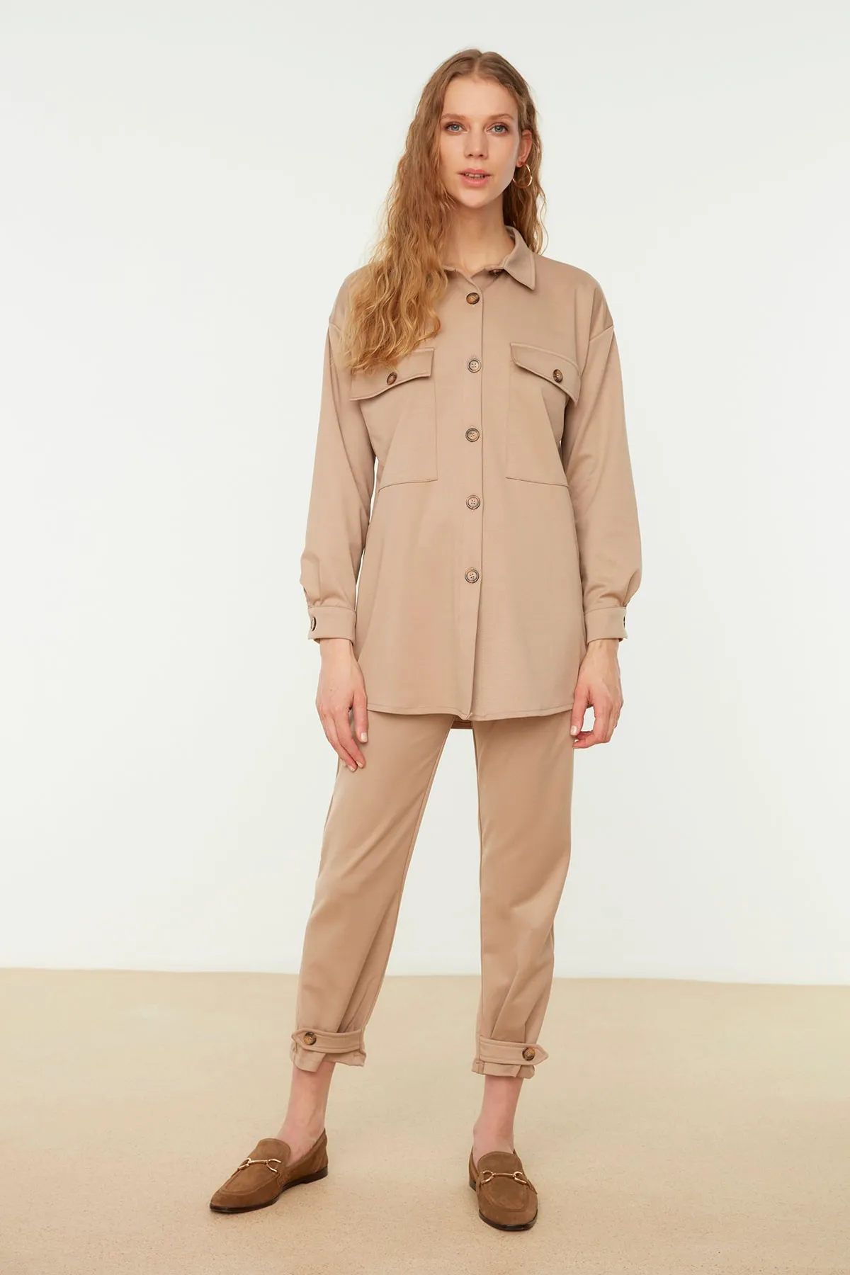 Trendyol Modest  Beiges Strickset aus Hemd und Hose mit Knopfleiste TCTSS22US0116