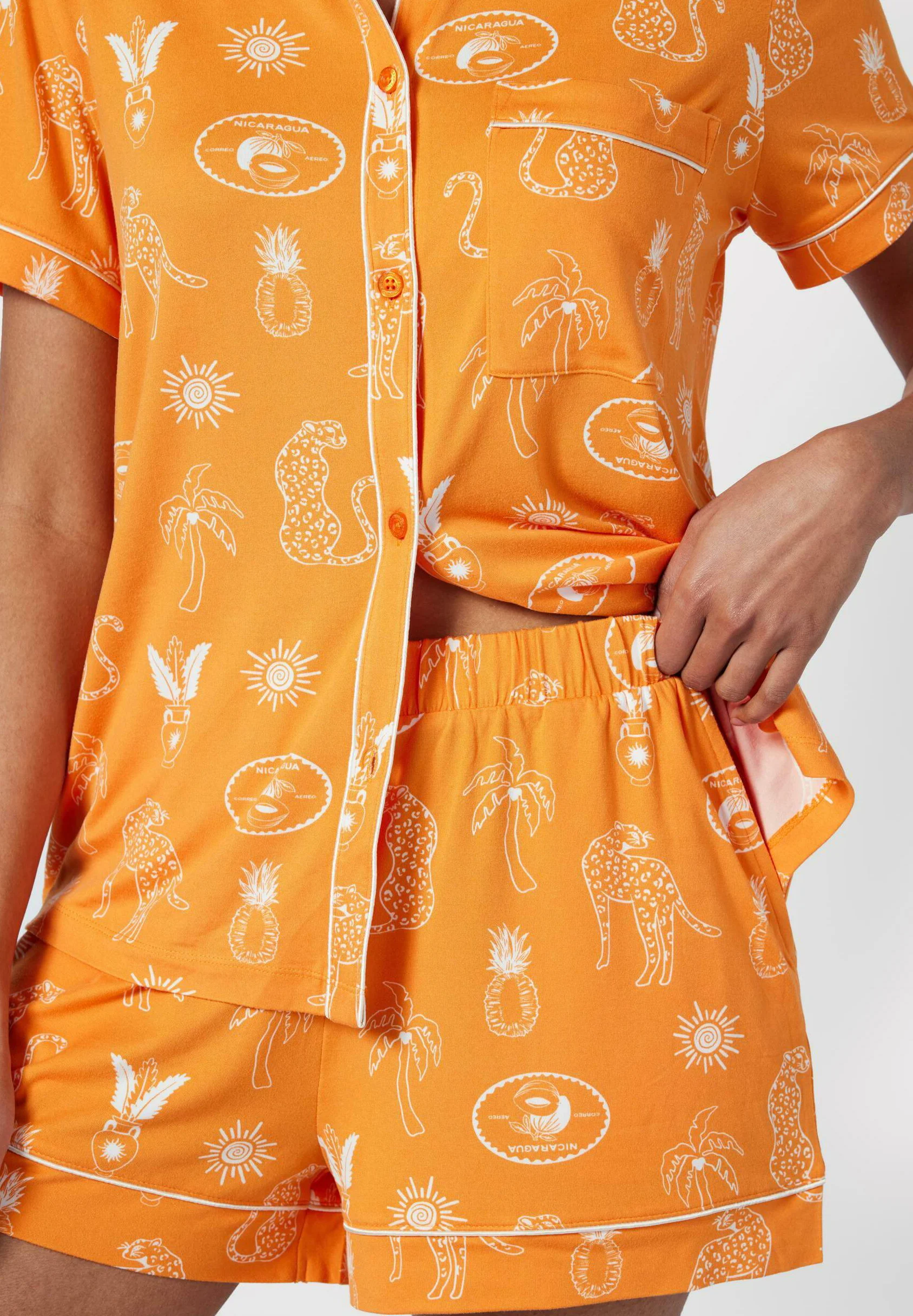Pijama Chelsea Peers con estampado tropical de vacaciones