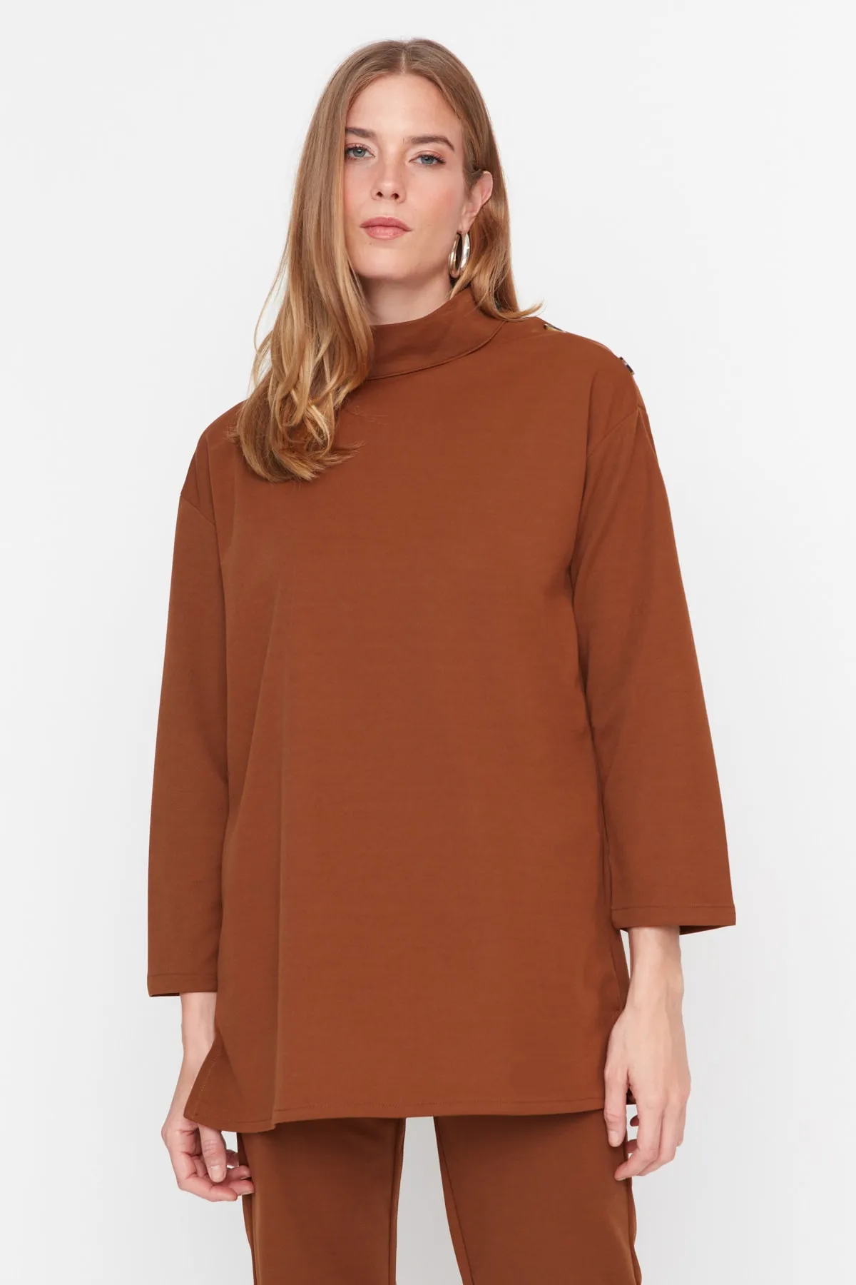 Trendyol Modest  Braunes Scuba-Tunika-Hosen-Strickset mit Knopfleiste an den Schultern TCTAW23US00162