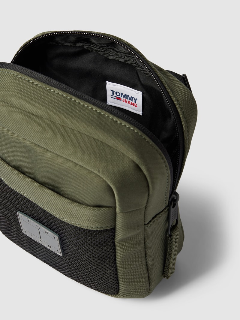 Umhängetasche mit Label-Patch in olivgrün