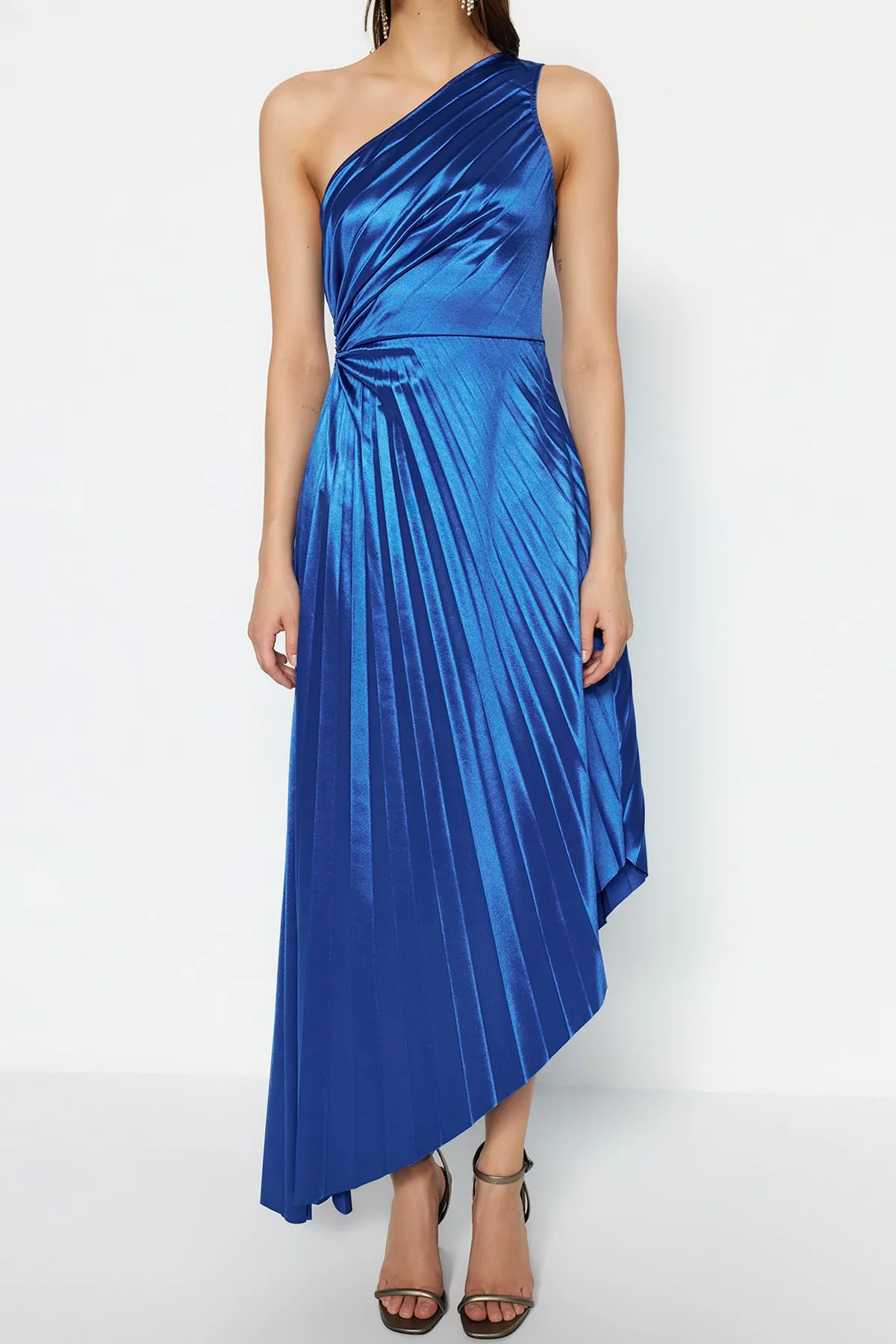 Trendyol Collection  Saks Asymmetrisches, gestricktes, plissiertes, elegantes Abendkleid aus Satin TPRSS23EL00557