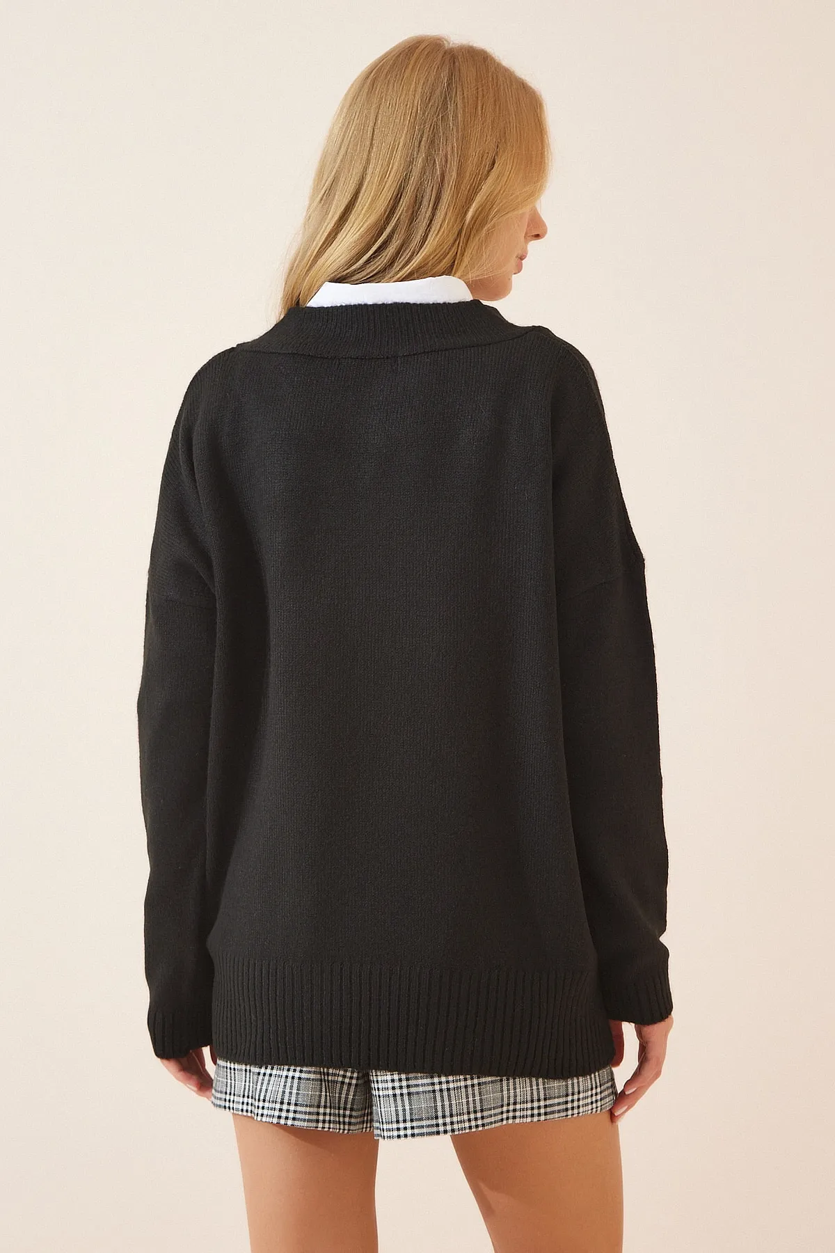 Happiness İstanbul  Schwarzer Oversize-Strickpullover mit V-Ausschnitt für Damen BV00003