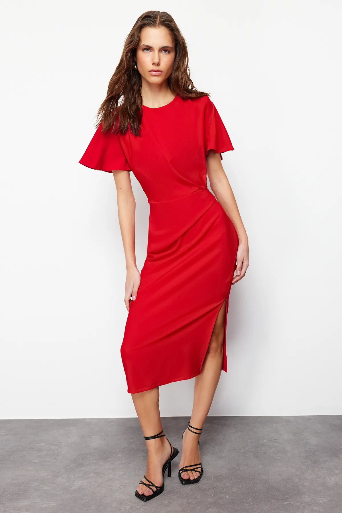 Trendyol Collection  Rotes, gerade geschnittenes, gerafftes Midi-Webkleid TWOSS24EL00713