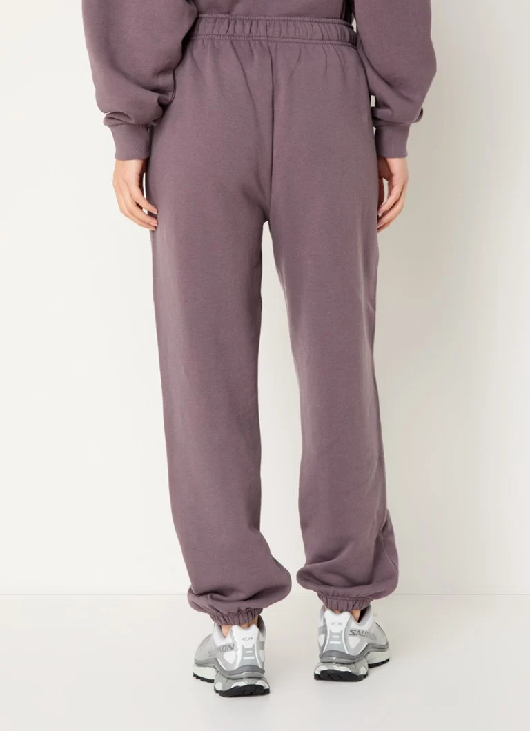 Pantaloni de trening cu talie înaltă, de la Alo Yoga Accolade, cu croială conică pe picioare și buzunare laterale.