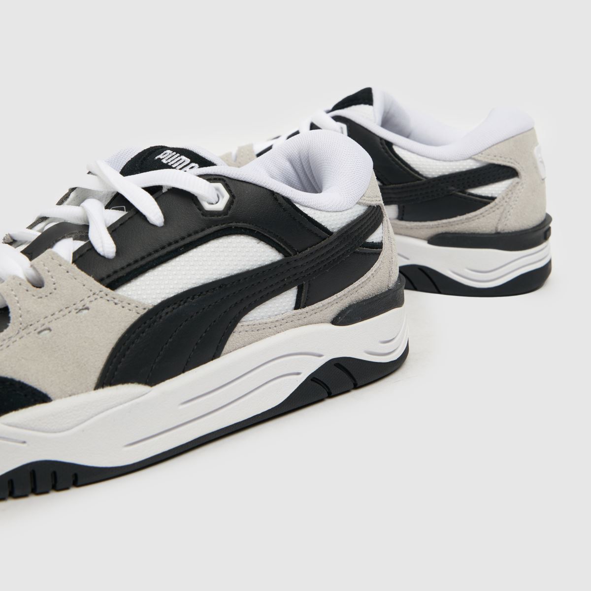 PUMA svarta och vita 180 Youth-träningsskor