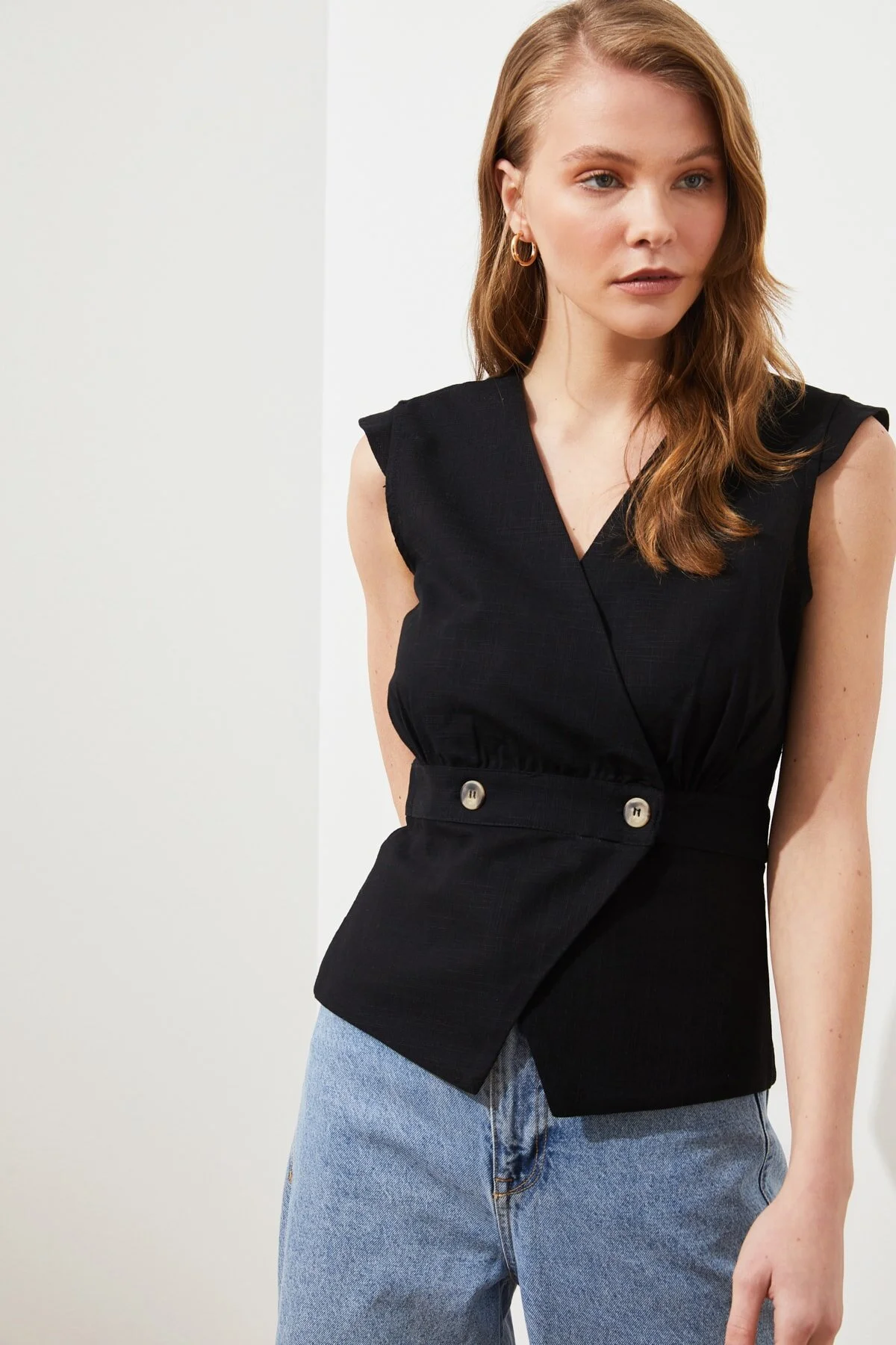 Trendyol Collection  Schwarze zweireihige Webbluse mit Knochenknöpfen und detaillierten Details TWOSS20BZ0707