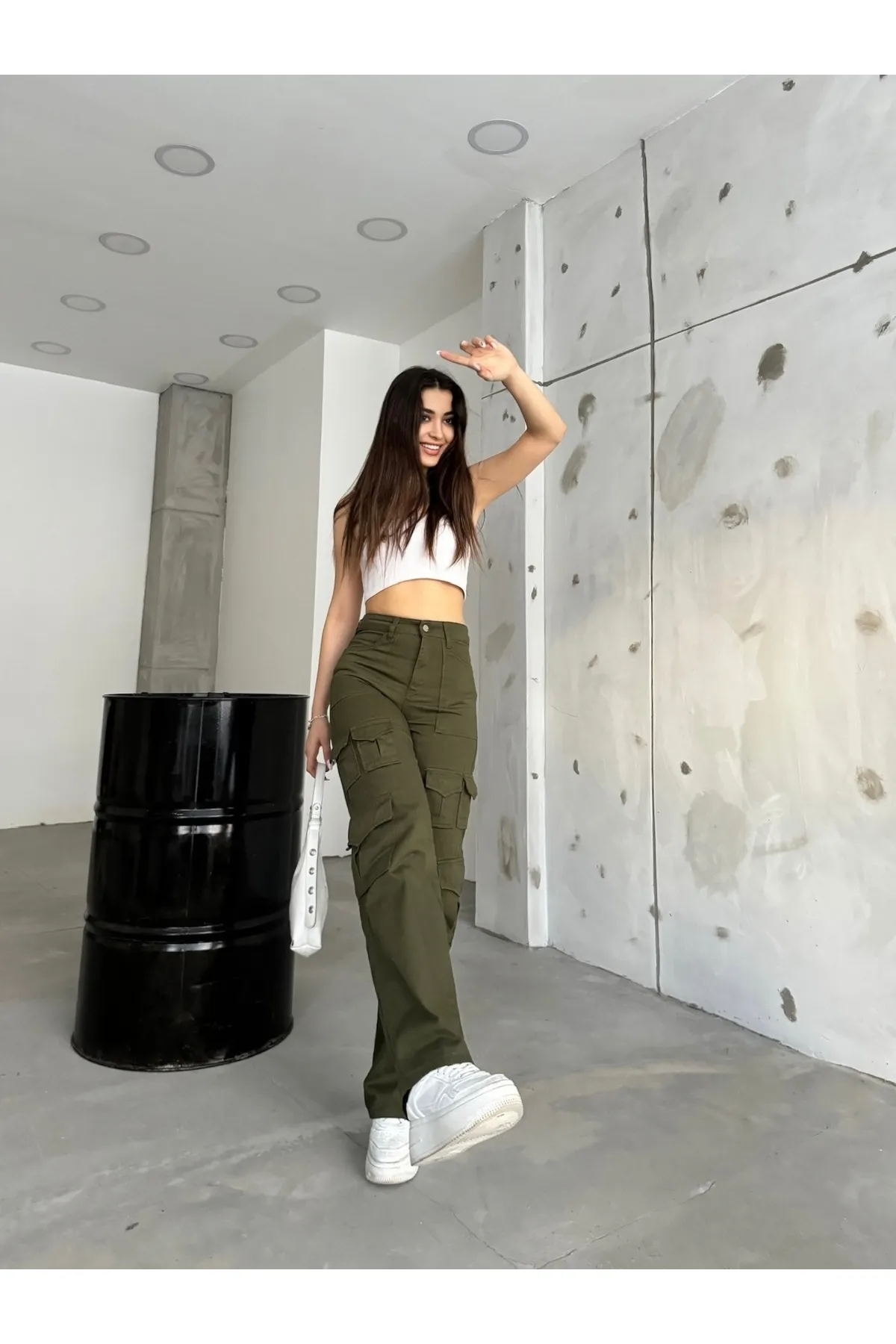 BİKELİFE  Khakifarbene Cargohose für Damen mit hoher Taille und mehreren Taschen und gerader Passform