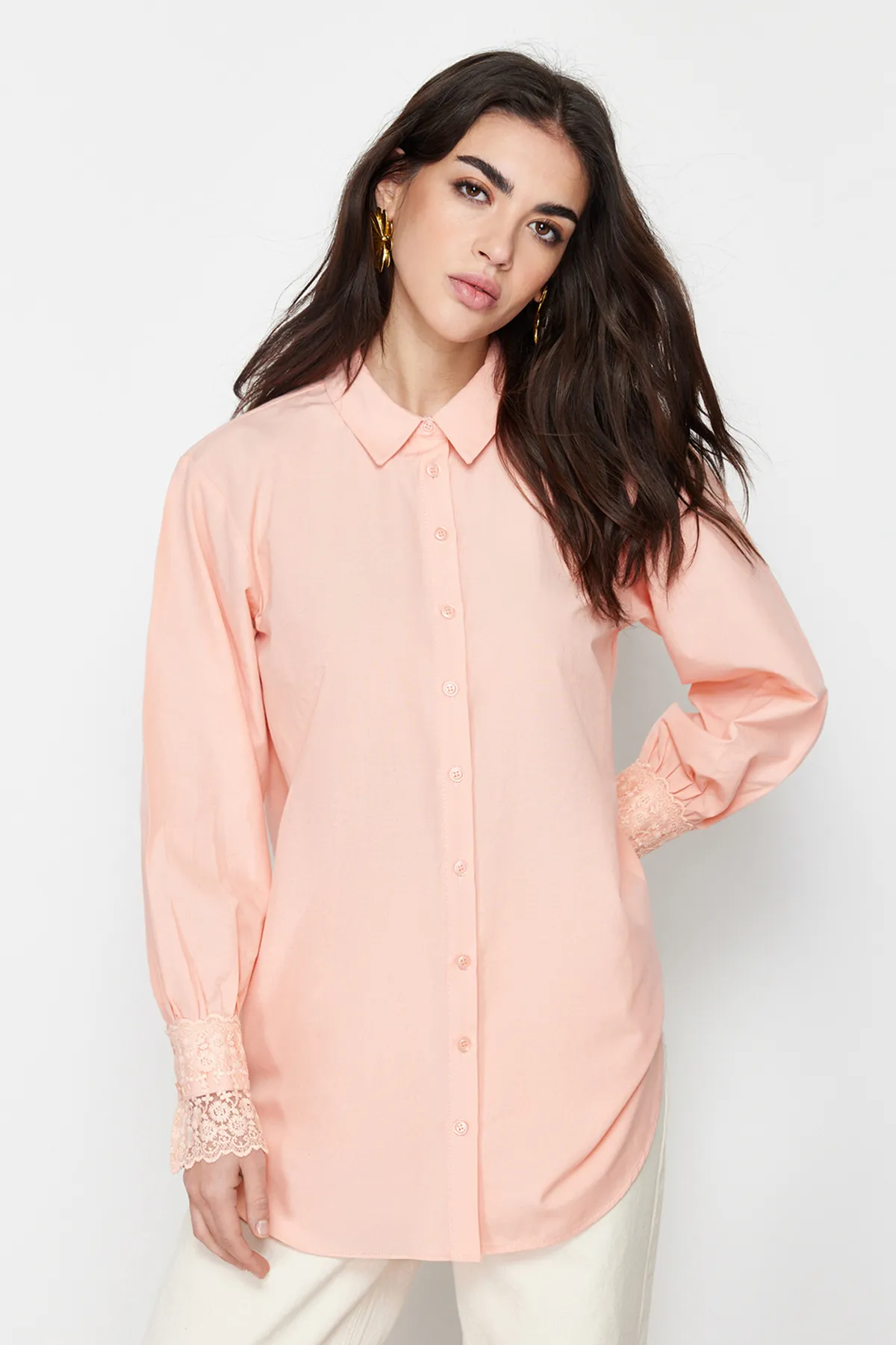 Trendyol Modest  Detailliertes, gewebtes Hemd mit Puderspitzenstickerei TCTSS24TG00035