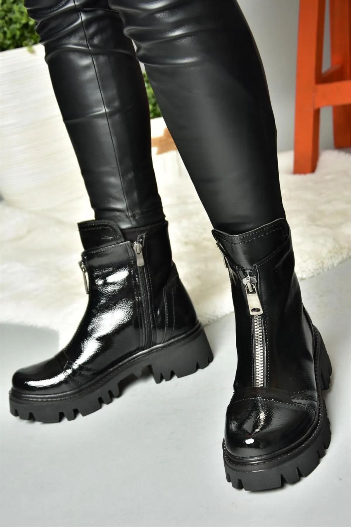 Fox Shoes  Schwarze Damenstiefel aus Lackleder mit dicker Sohle