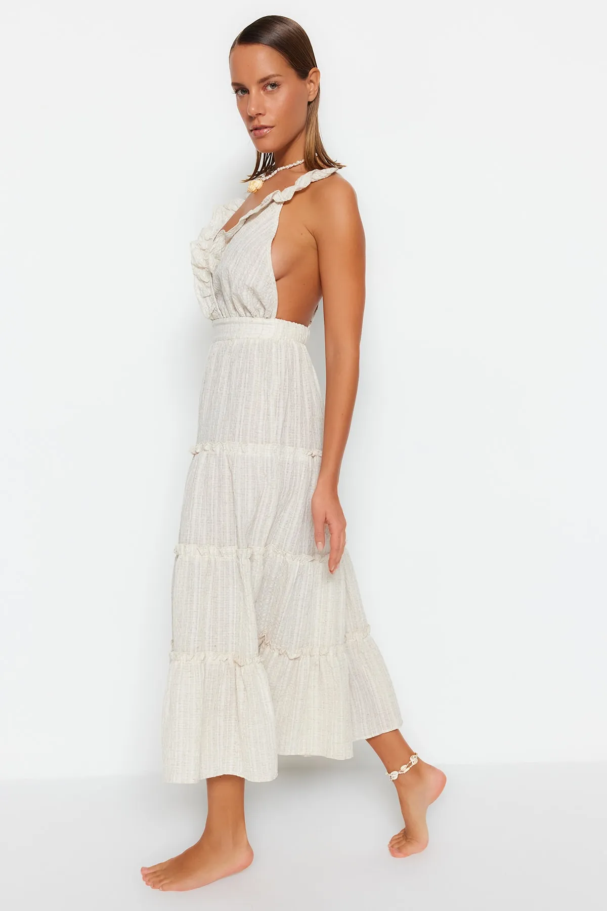 Trendyol Collection  Beiges Maxi-Strandkleid mit gewebten Rüschen TBESS23EL00281