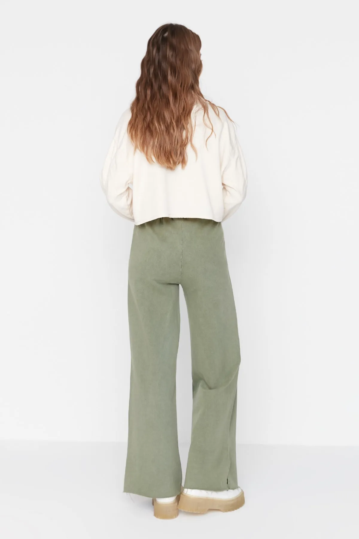 Trendyol Collection  Khakifarbener Antik-/verblasster Effekt, weites Bein/weites Bein, schmale Strick-Jogginghose mit normaler Taille TWOAW22EA0426
