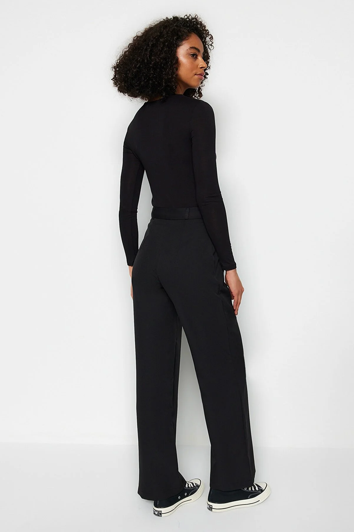 Trendyol Collection  Schwarze Bundfaltenhose mit weitem Bein und hoher Taille - TWOAW21PL0076