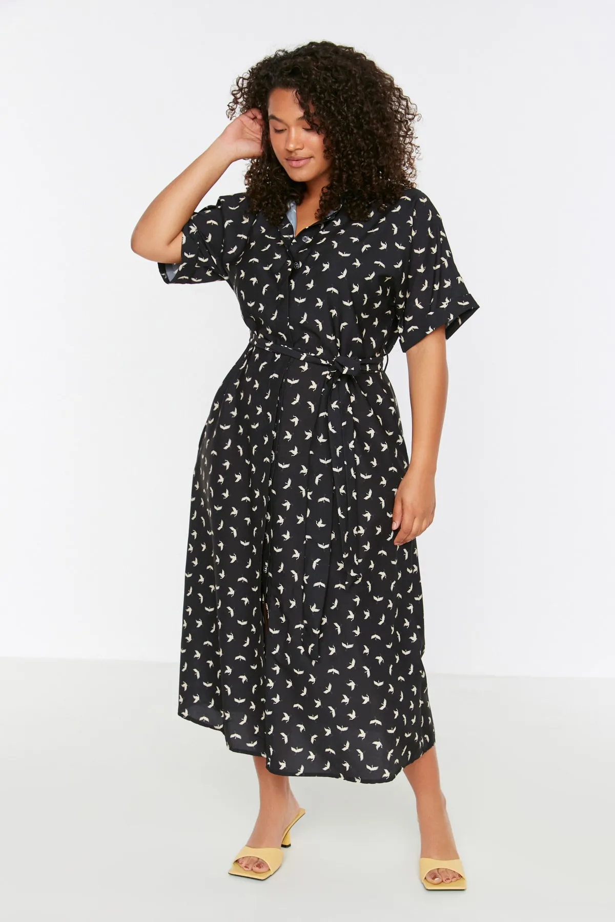 Trendyol Curve  Schwarz gemustertes, gewebtes Kleid mit Schlitz und Gürtel TBSSS22EL1582