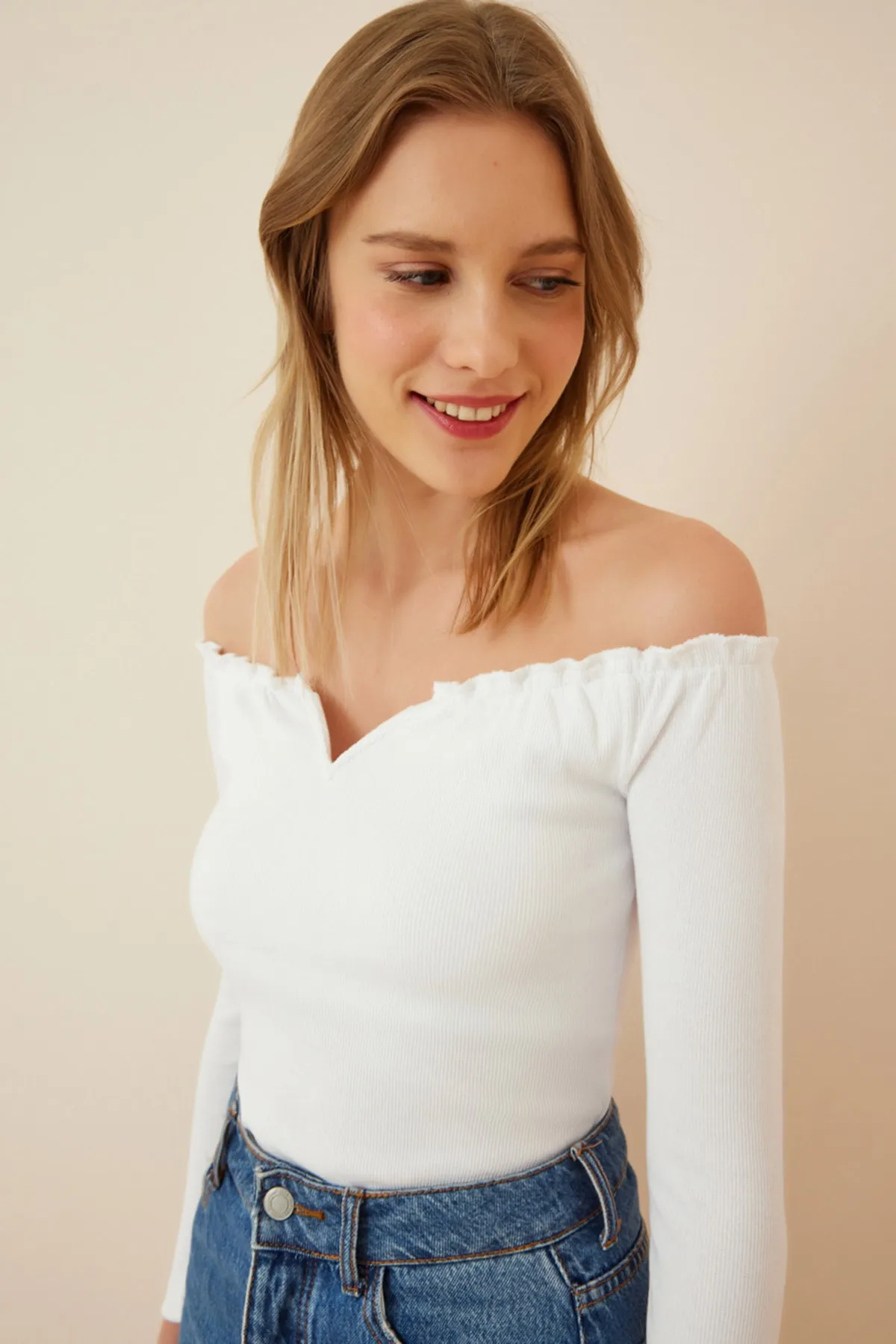 Happiness İstanbul  Weiße, kurz geschnittene Strickbluse für Damen mit gerafftem Kragen AH00105