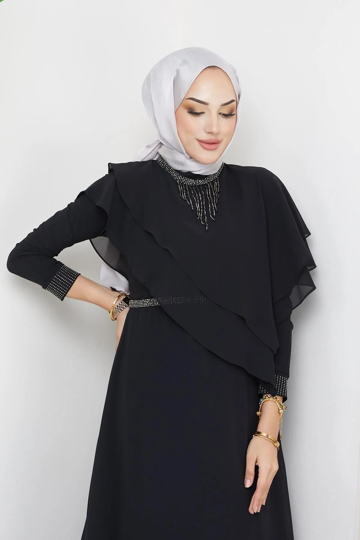 Olcay  Abendkleid aus Chiffon mit Hijab und Steinen sowie Schwungraddetails, SCHWARZ 1651