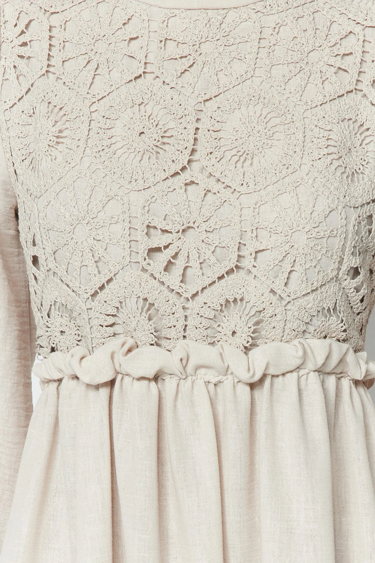 Trendyol Modest  Ecrufarbenes, gewebtes Kleid mit Guipure-Detail TCTAW24EB00110