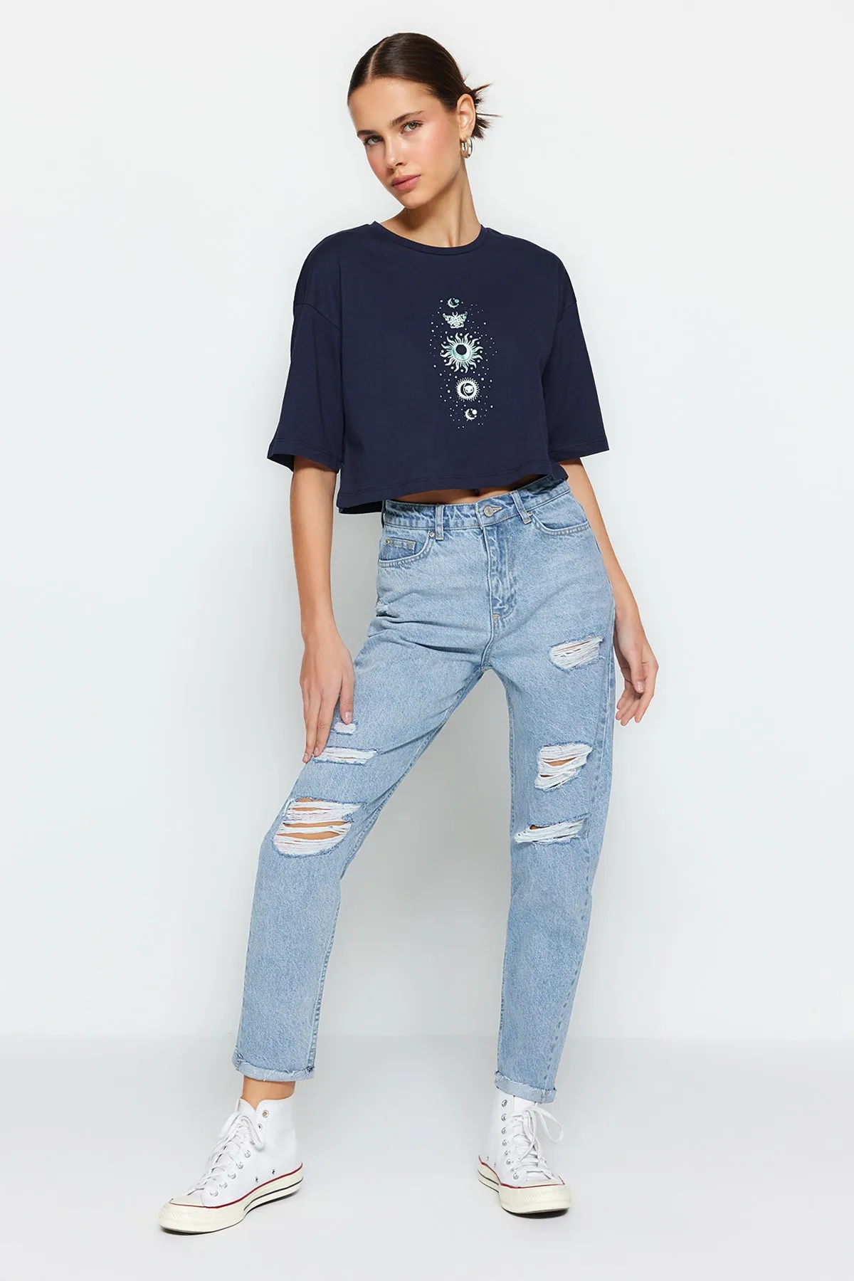 Trendyol Collection  Hellblaue zerrissene High-Bel-Mom-Jeans TWOSS23JE00230