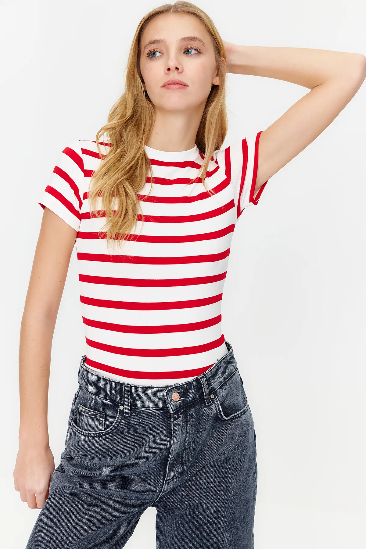 Trendyol Collection  Rote gestreifte Viskose/weicher Stoff, figurbetonte Stretch-Strickbluse TWOSS24BZ00296