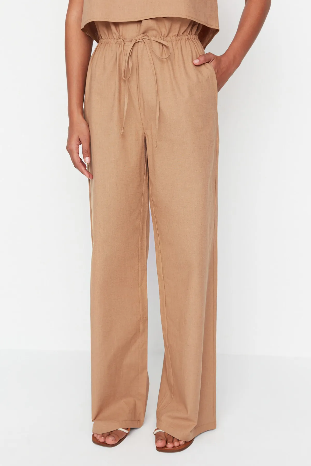 Trendyol Collection  Kamelfarbene Webhose mit weitem Bein TWOSS22PL00082