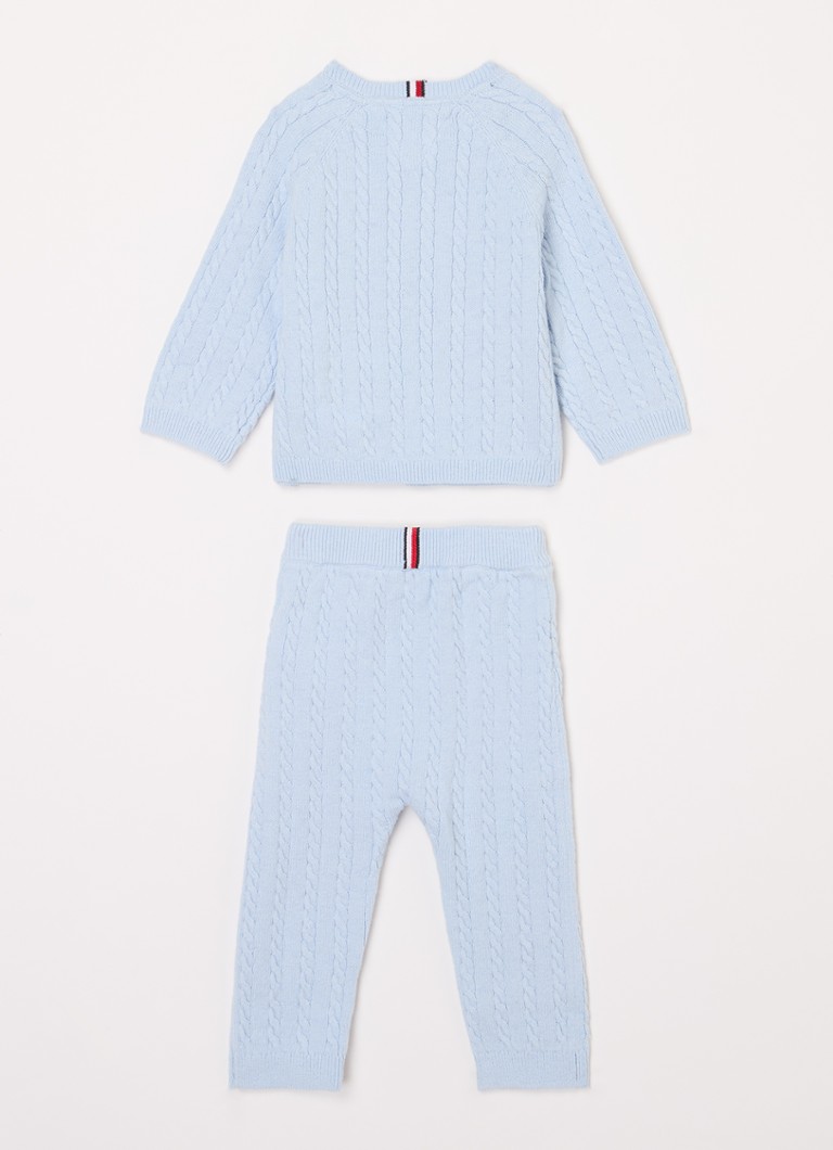 Costum Tommy Hilfiger din trei piese din amestec de lână: cardigan, colanți și pălărie.