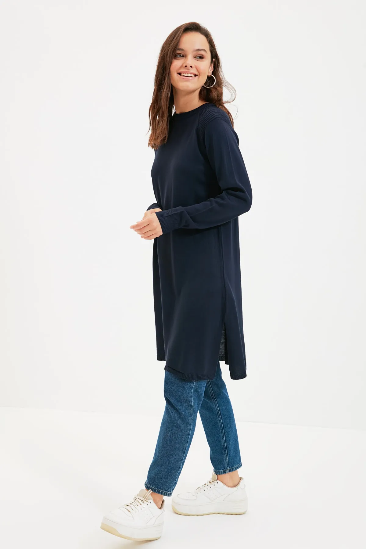 Trendyol Modest  Marineblauer langer Tiko-Pullover mit Rundhalsausschnitt TCTAW22AK0132